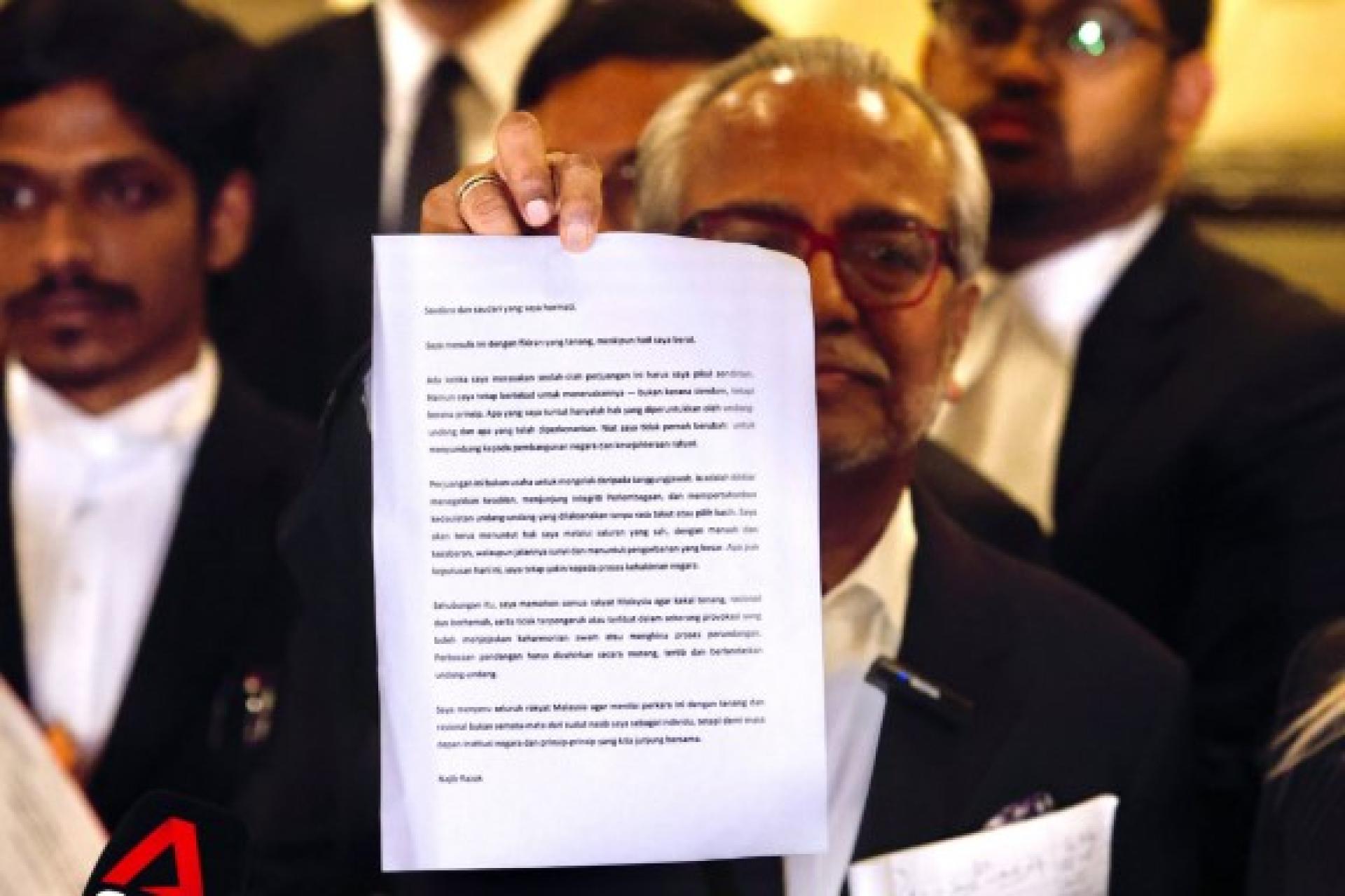 沙菲宜展示纳吉的信。