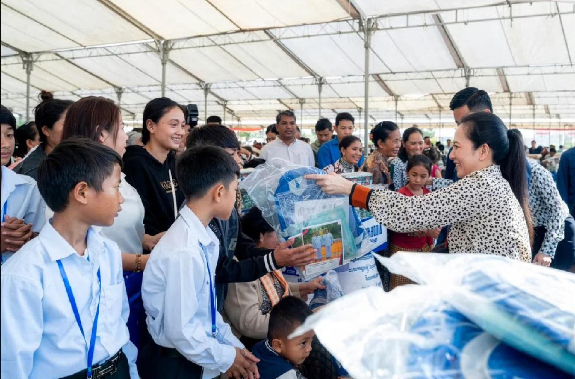 柬埔寨首相夫人碧占莫妮（右）星期五出席活动，慰问因泰柬冲突而流离失所的柬埔寨平民，并派发救援物资。