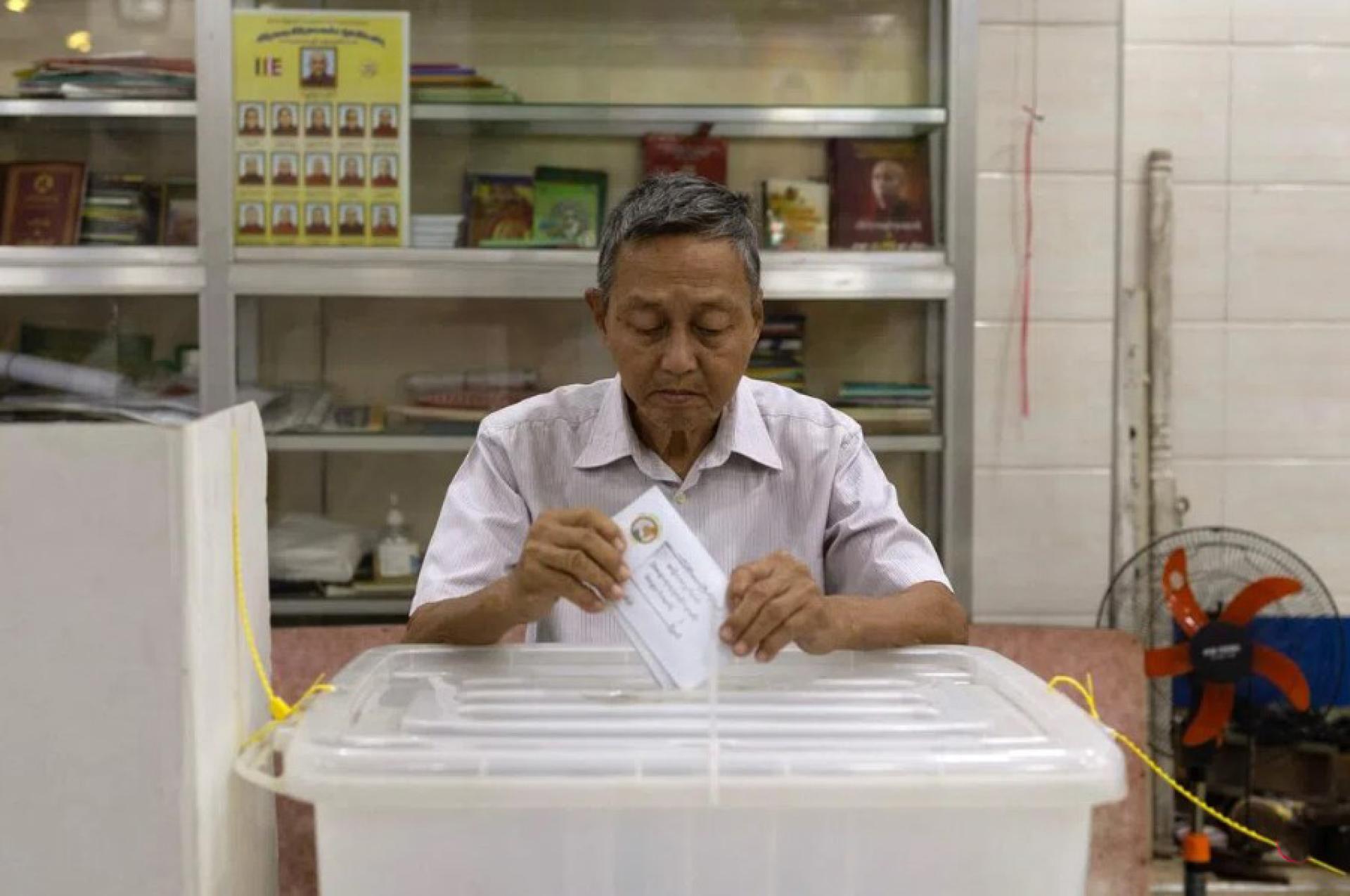 仰光市民星期五（12月26日）在提前投票中投下一张希望能改善国家和社会前途的选票。