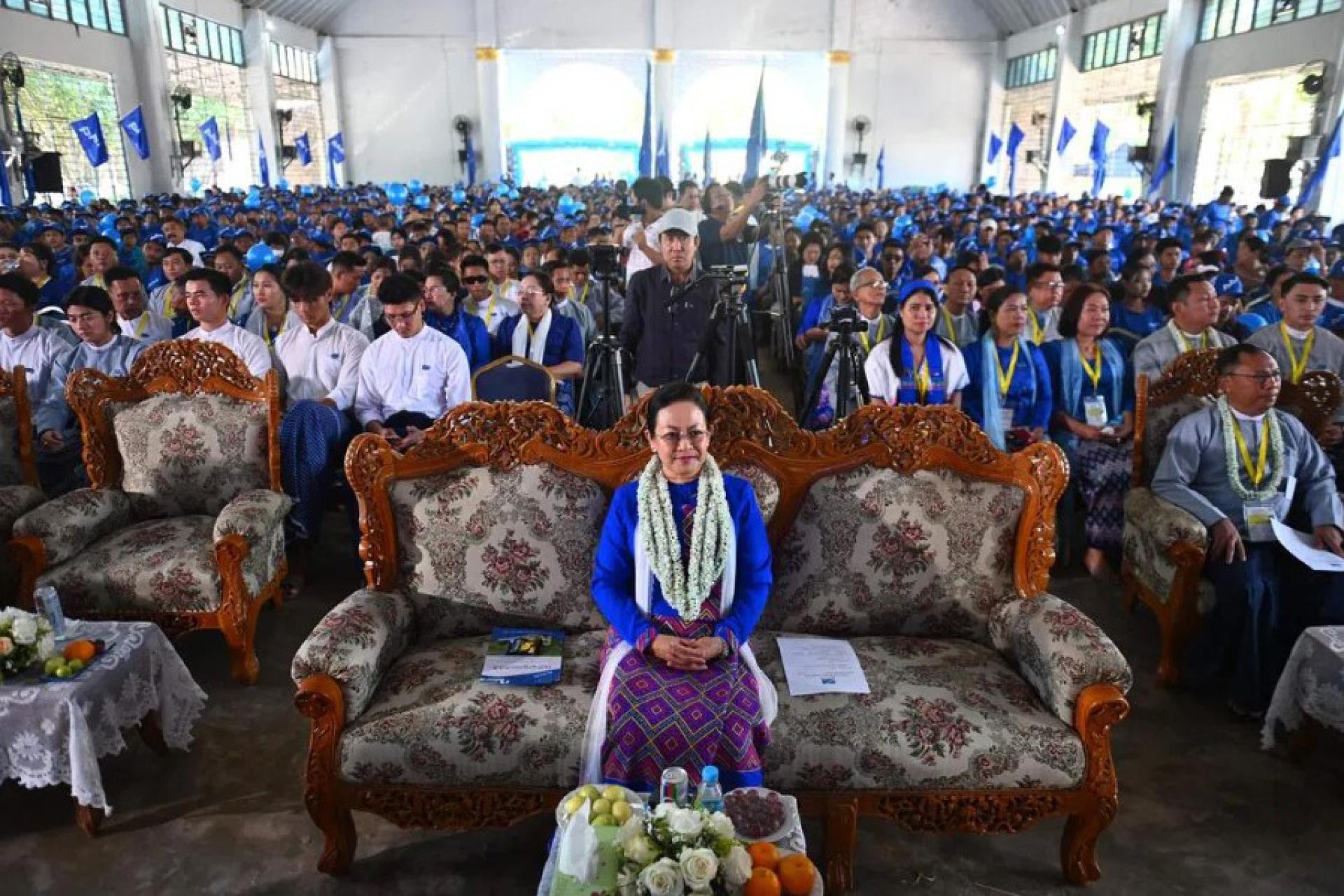 缅甸人民先锋党党魁德德凯（中）圣诞节当天在仰光参加一场竞选集会。据缅媒早前报道，德德凯因违反选举法，已被取消候选人资格。