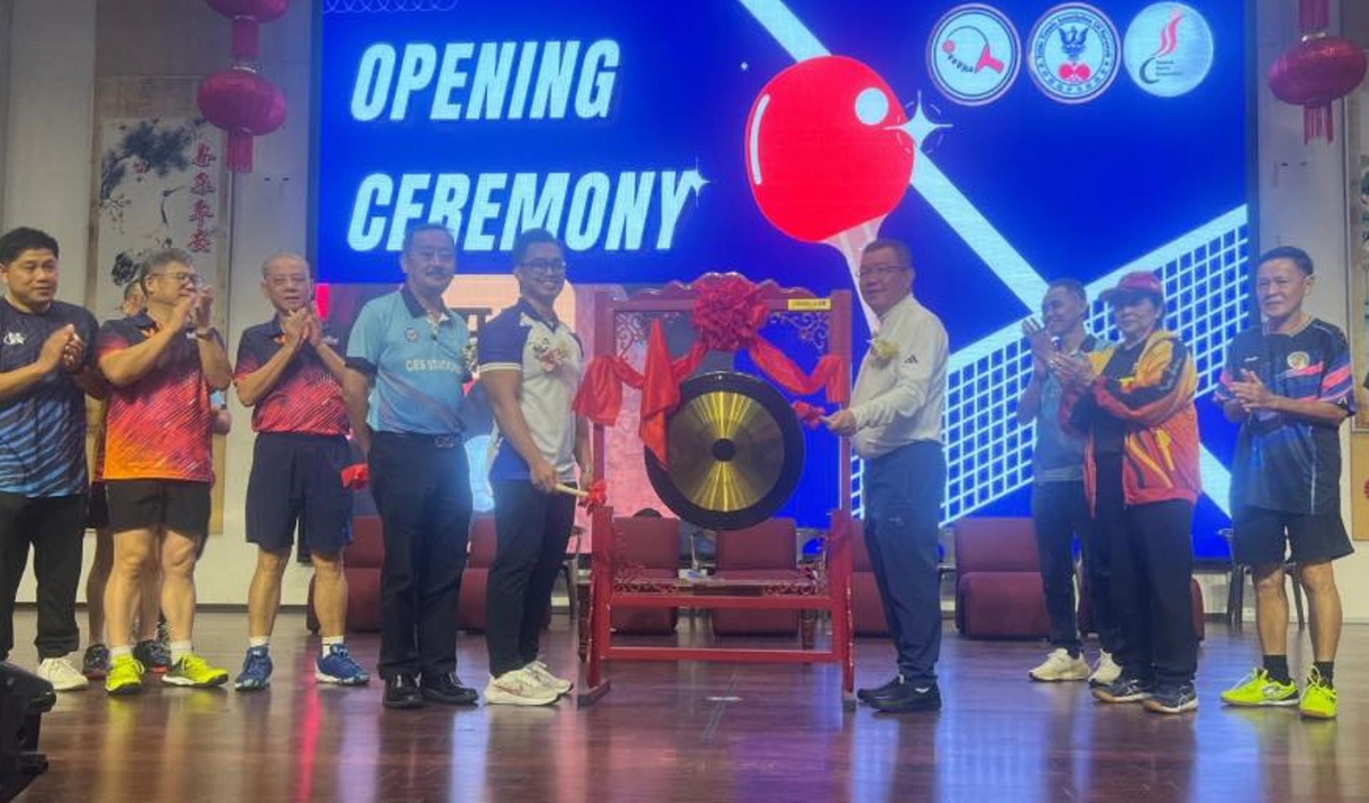 砂体育机构代理首席执行员凯鲁的代表阿凡迪（左5）和筹委会主席吴孟敦（右4）共同为赛事主持开幕。