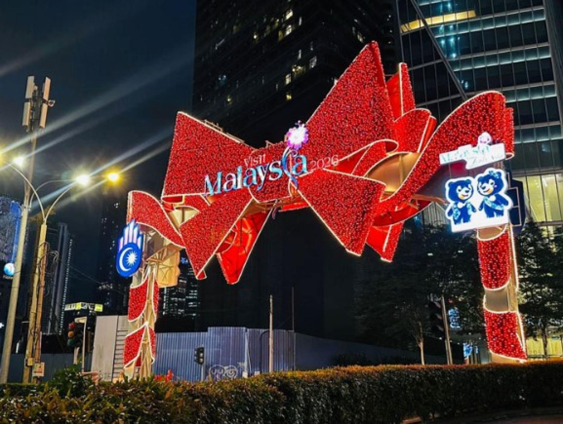 武吉免登已经张灯结采，届时亮灯仪式将由首相安华将亲临现场主持开幕，而奥斯卡奖影后杨紫琼亦将亲临现场助阵，众星云集、星光熠熠。