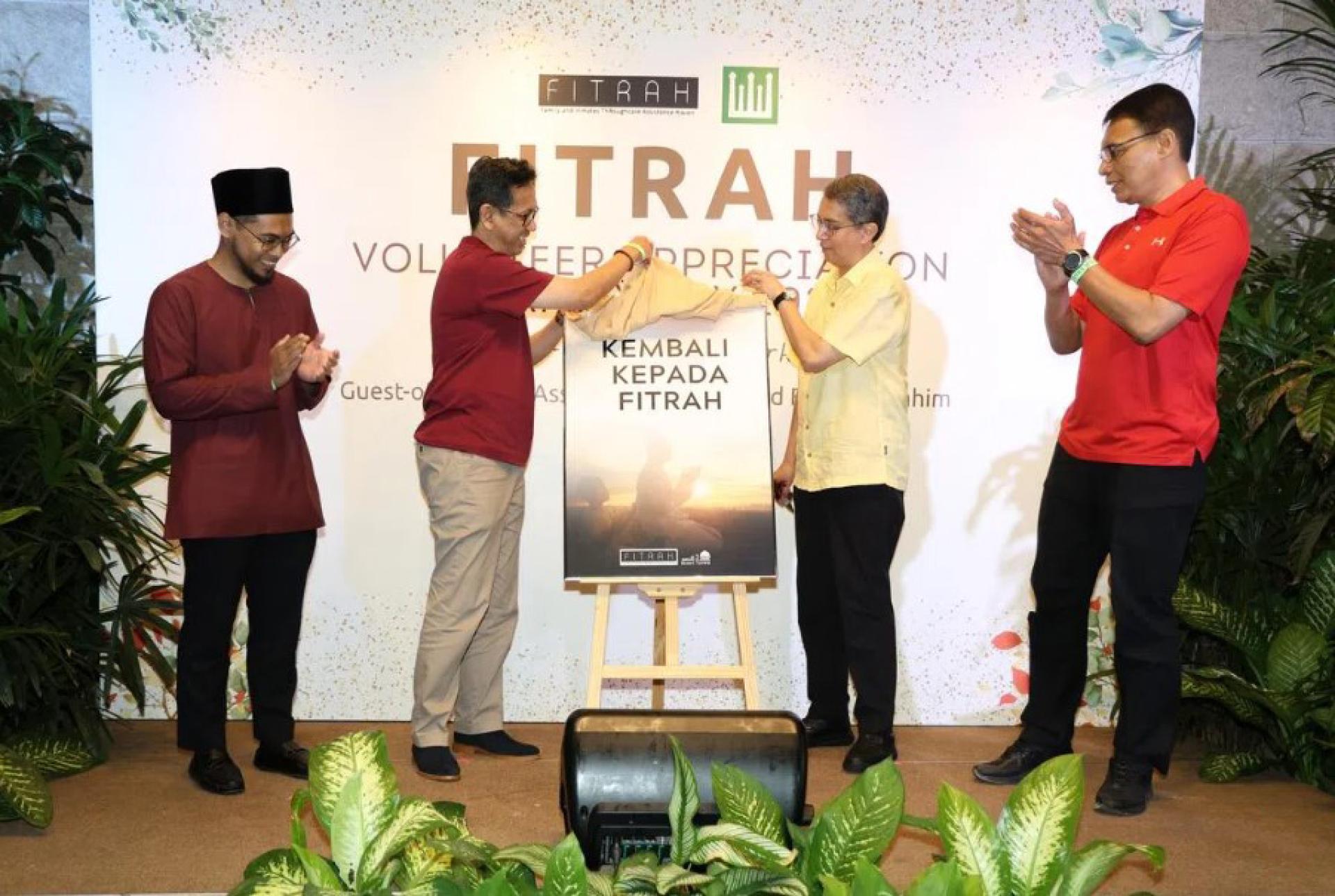 主管回教事务代部长兼内政部高级政务部长费绍尔副教授（右2）星期六为指引书主持推介仪式。同台的还包括：新加坡回教理事会理事长卡迪尔（Kadir Maideen，右起）、FITRAH执行董事法理（Farik Omar）、回教宗教师穆罕默德·法希姆（Muhammad Fahim Bin Abdul Khalil）。