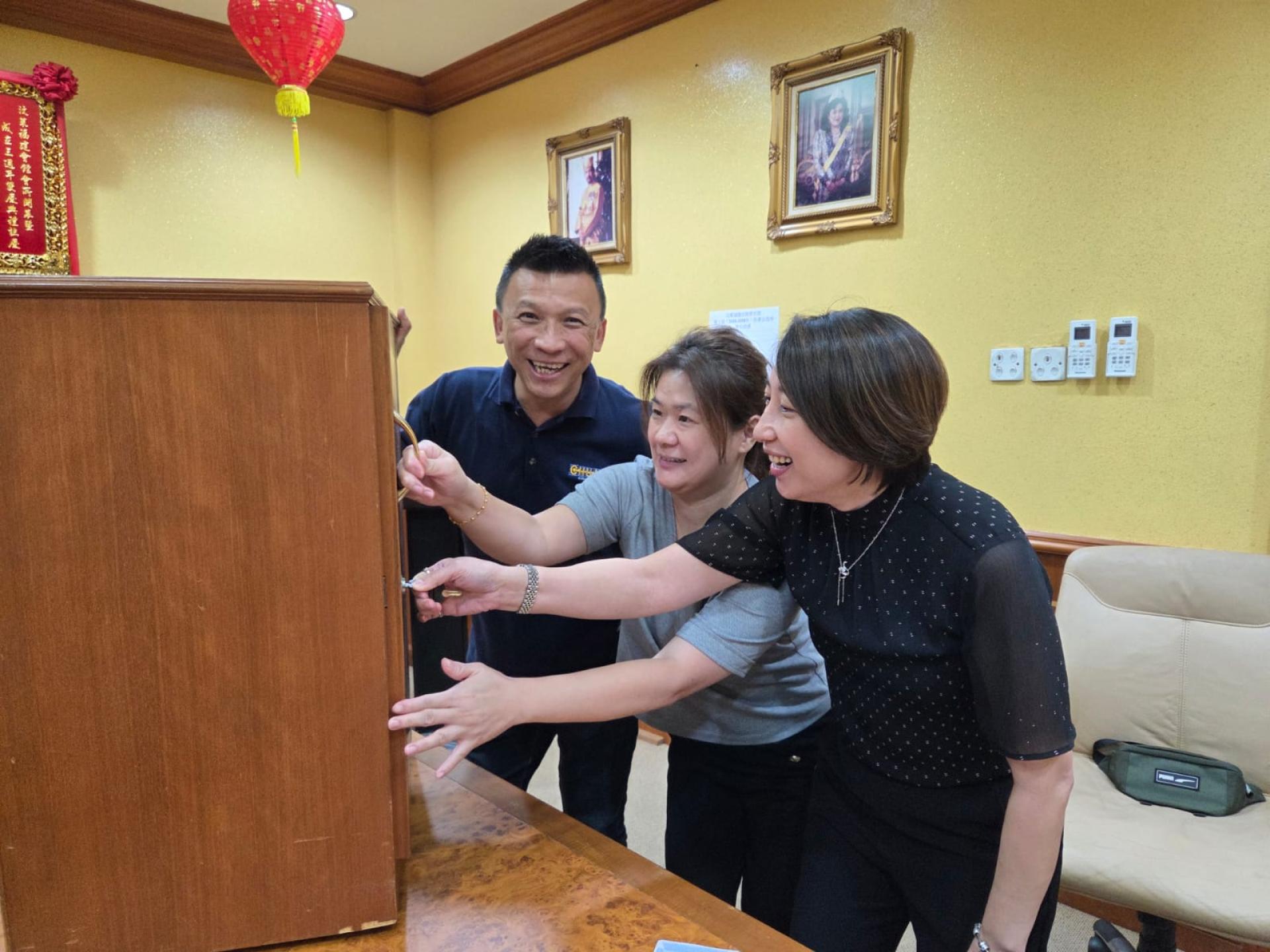 选举委员会共同打开投票箱