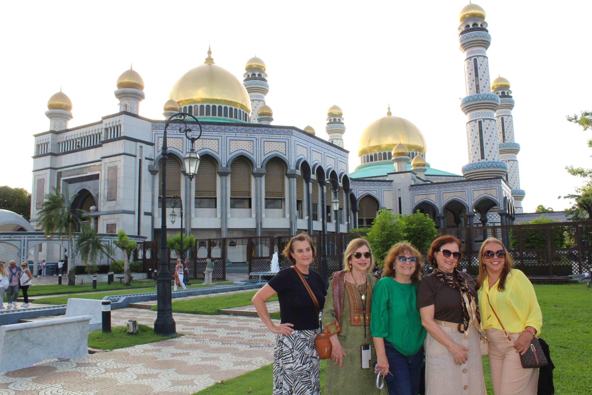 旅客在清真寺合影