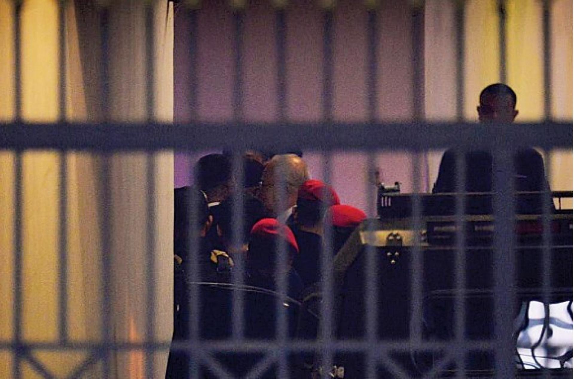 纳吉（中）需在完成SRC公司案剩余的3年刑期后，才能开始一马案被判处的15年刑期，若未获减刑，他前后需服刑共18年，届时出狱已90岁