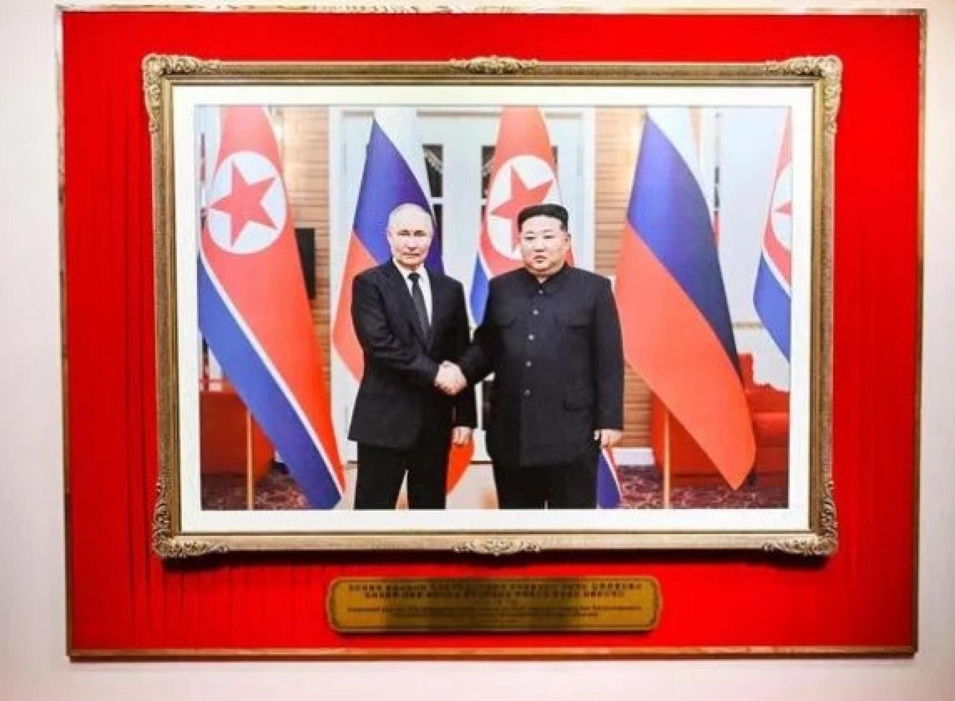 10月2日，在莫斯科举行的朝鲜艺术展，展出了一张普京和金正恩2024年6月19日在平壤会面的照片。