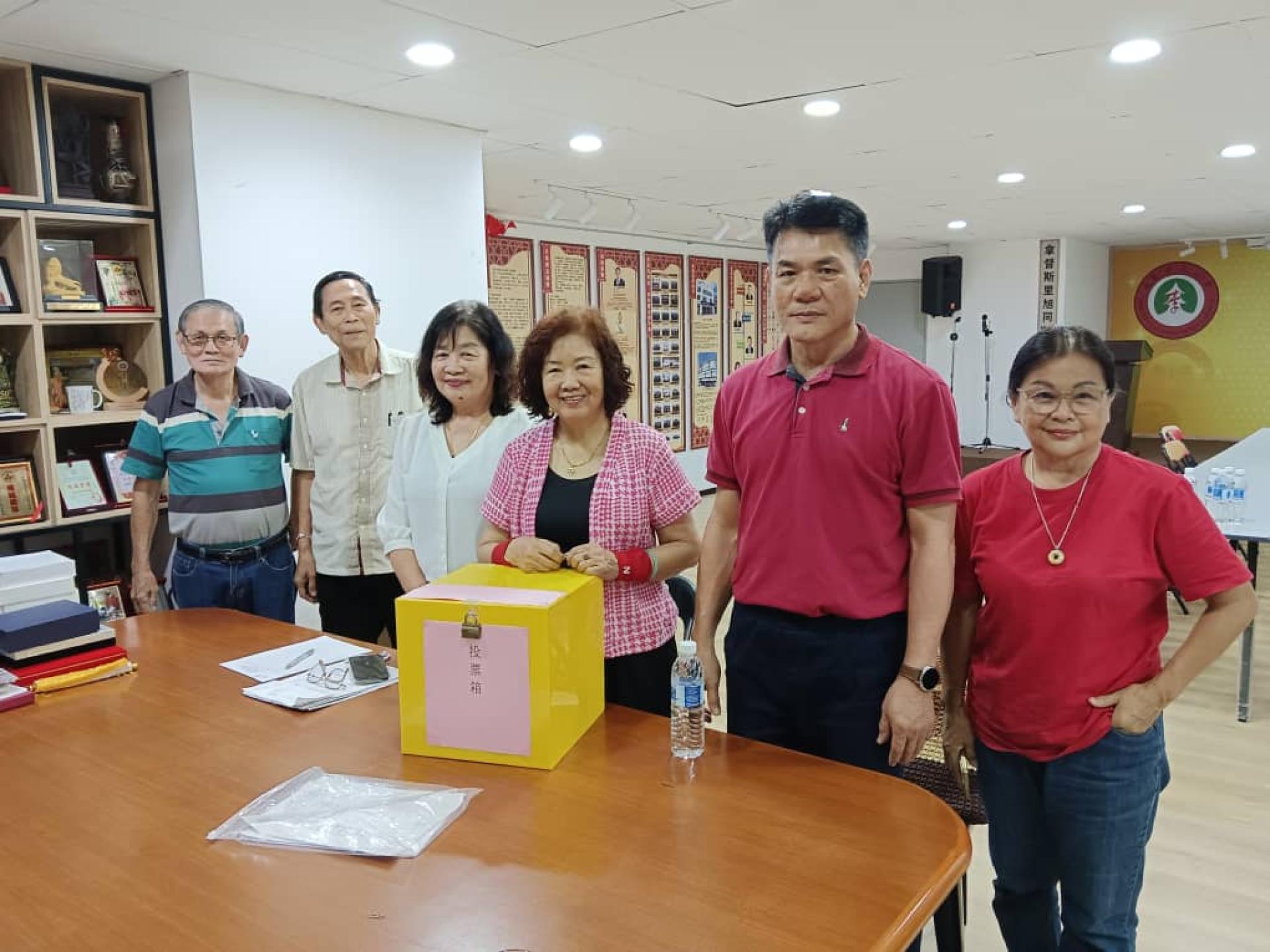 砂拉越美里李氏公会第13届理事会提名于2025年12月26日截止，当天中午由选举委员会主席兼名誉主席李云珍（右3）主持开箱仪式。右2为主席李德意，右1为李秄洺，左起为李廷亨，李中希及李瑞香。