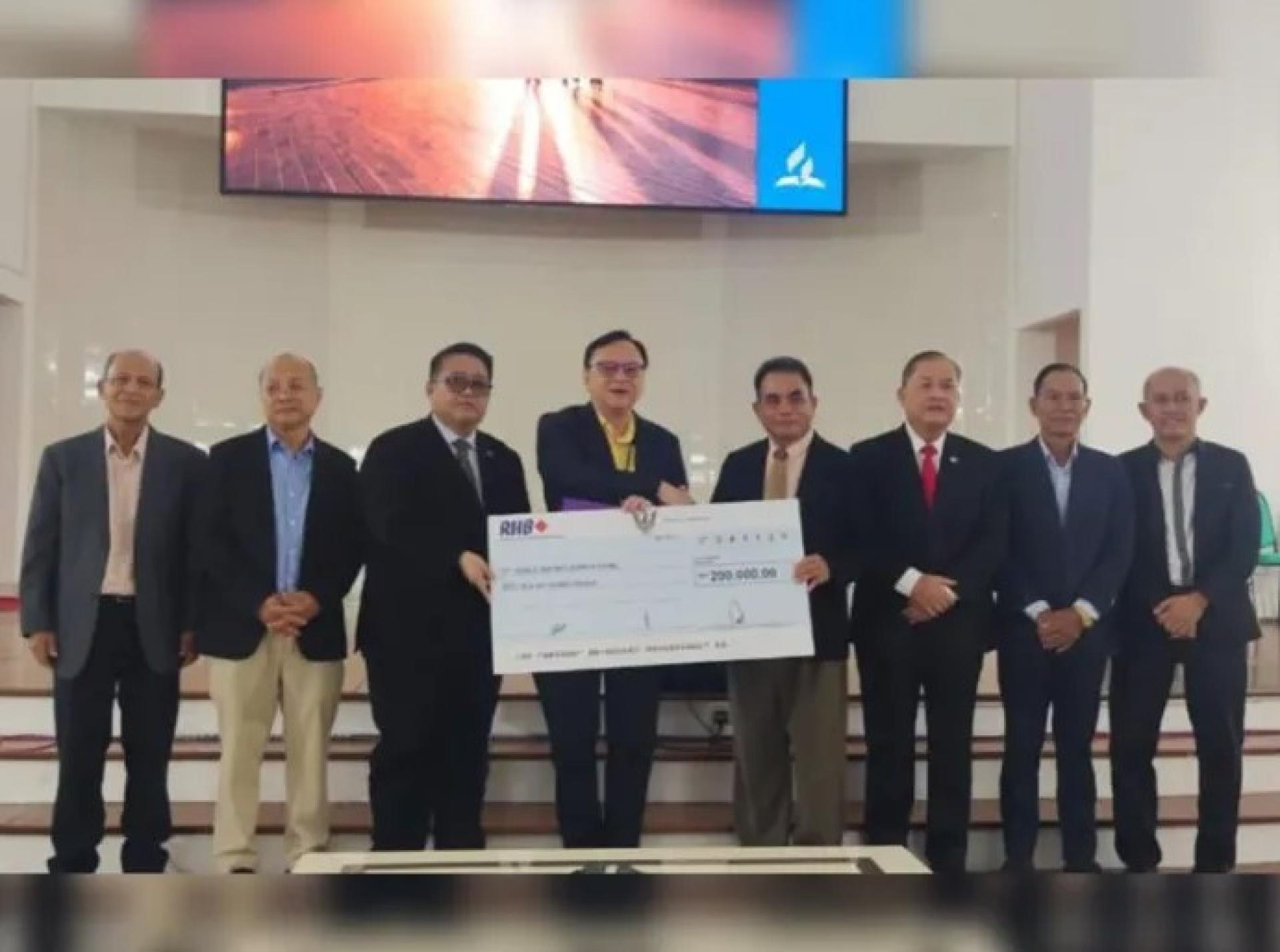 2025年12月27日，在石角基督复临安息日会教堂举行的支票移交仪式上合影。左起为艾伯特长老、克里夫牧师、砂拉越基督复临安息日会宣教区主席塞米利·达照牧师、罗克强、鲁比长老、安布罗斯长老、文森特长老及威克伦长老。