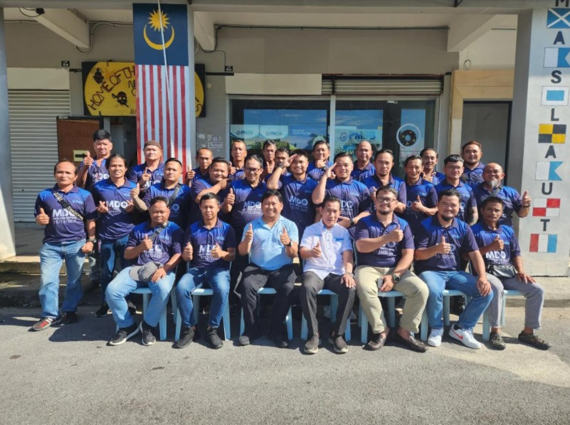 Masni（前排右4）与学员在证书颁发仪式后合影。