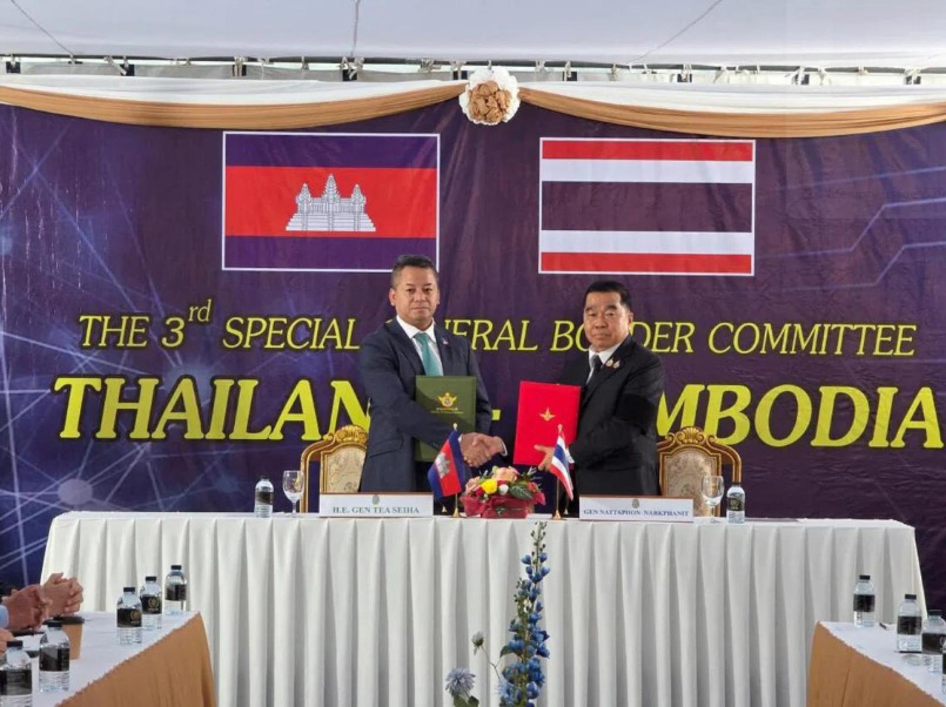 柬埔寨防长迪西哈（左）和泰国防长那达邦星期六上午在泰国尖竹汶府班帕加边境检查站会面，签署联合声明宣布停火。