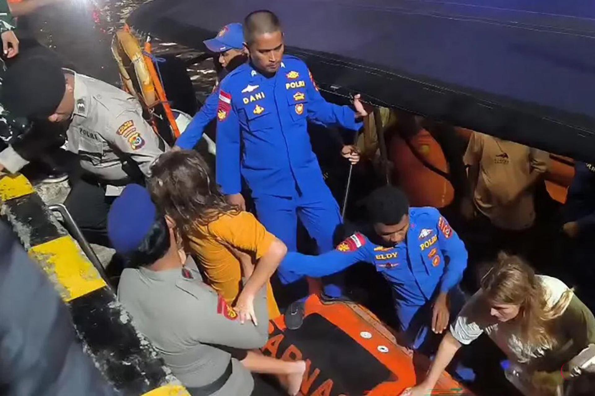 印尼搜救机构发布的视频显示，身穿蓝色制服的救援人员正在帮助一些游客从一艘充气艇中脱困。