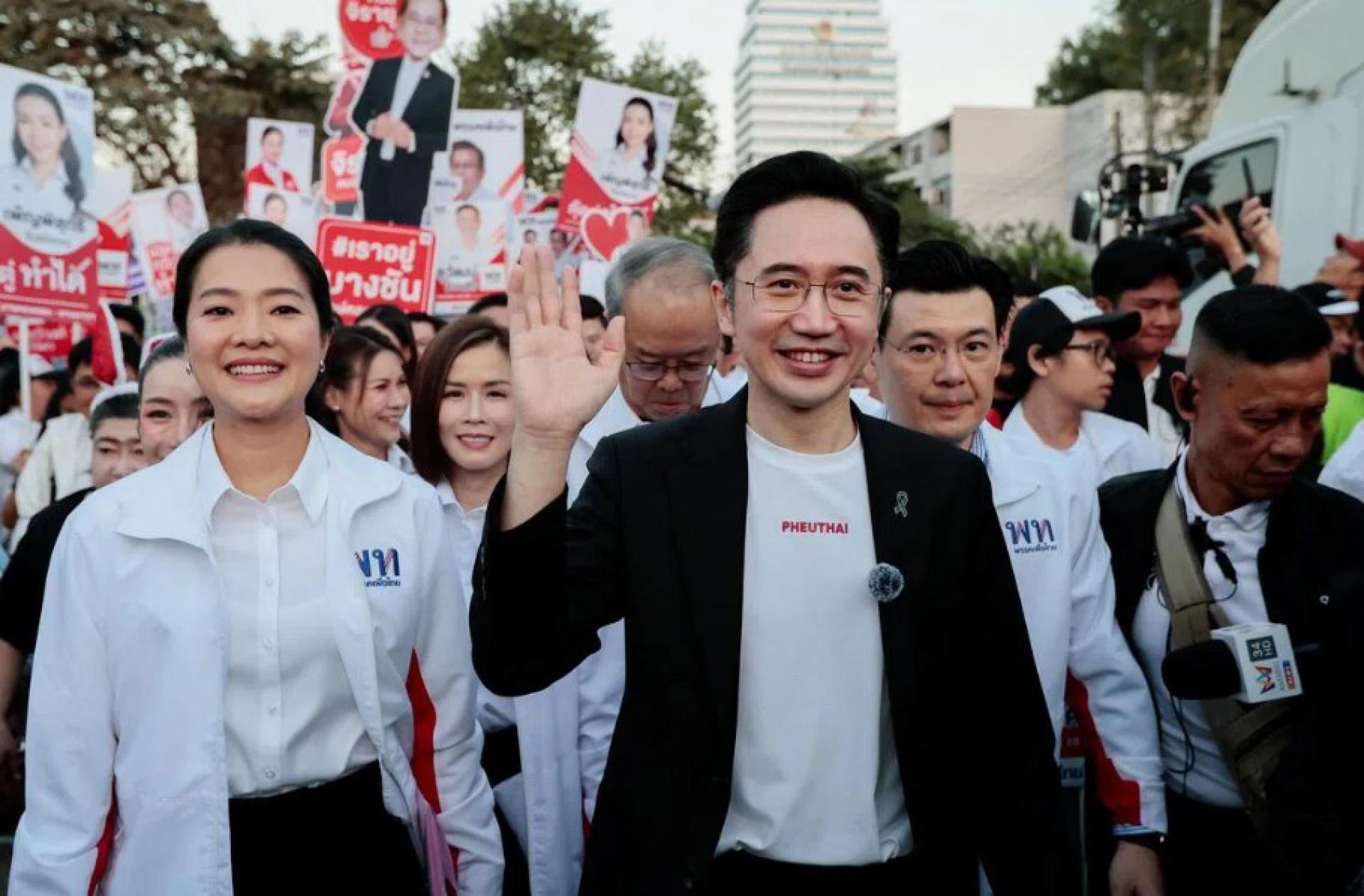 为泰党一号首相候选人裕差南（中）星期六率领该党33名候选人到场登记。裕差南是前首相达信的外甥，他承诺零贪污以及提升公共服务水平。