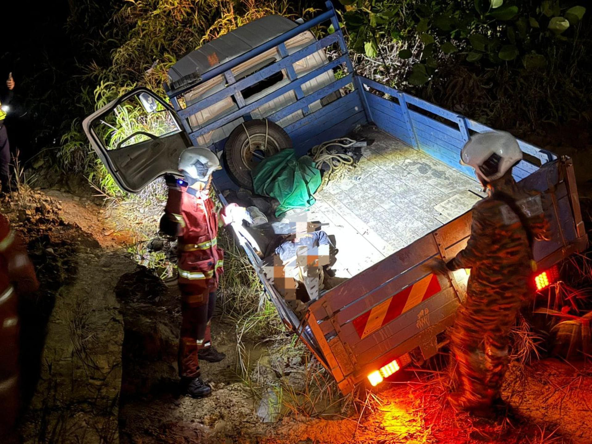 一辆5吨罗厘在三马拉如Selungun交通岛失控自撞，冲出路面约15米，消拯人员到场展开救援行动。