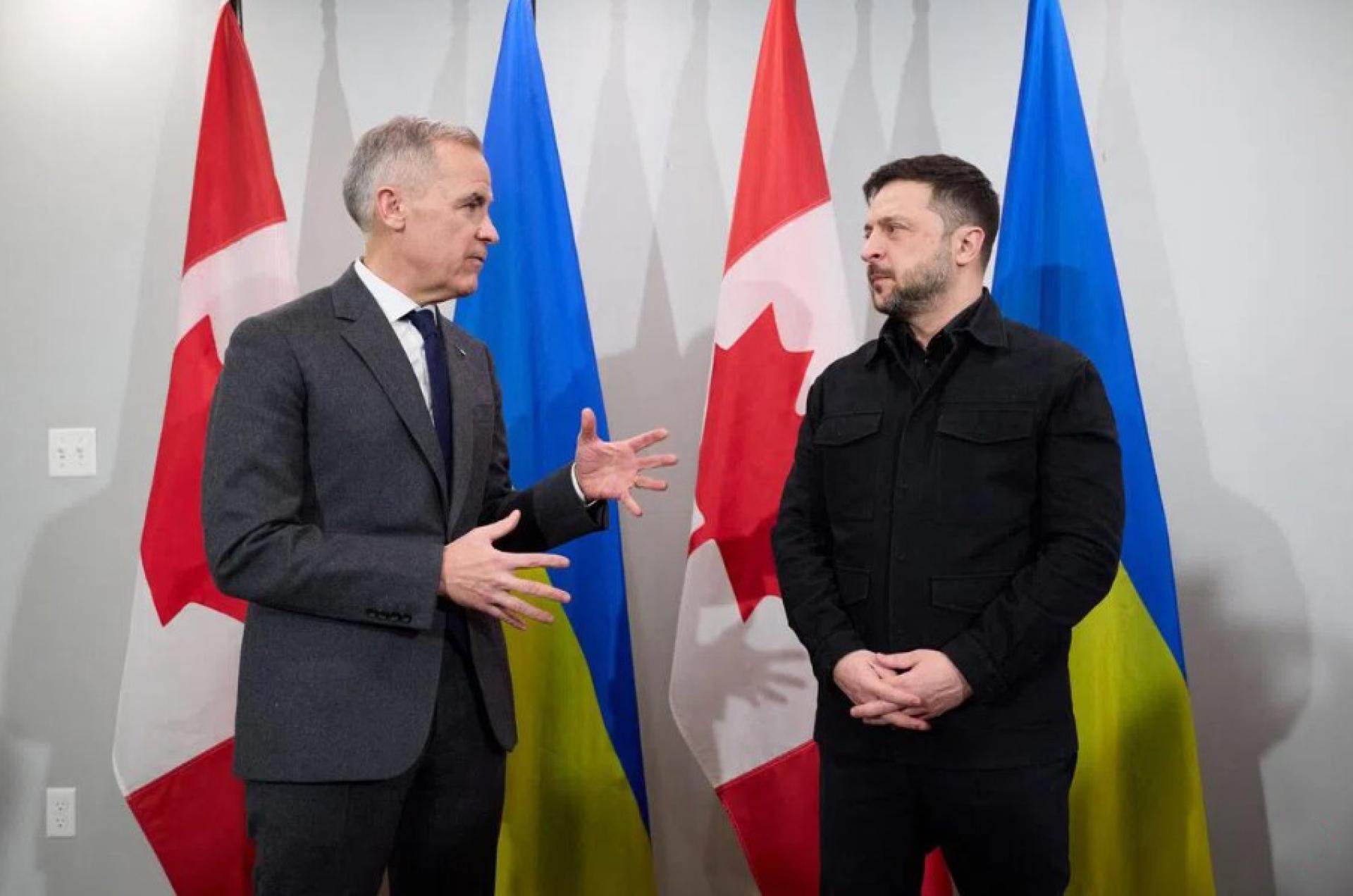 乌克兰总统泽连斯基12月27日抵达加拿大，与加拿大总理卡尼（左）在哈利法克斯会晤，随后共同出席记者会。