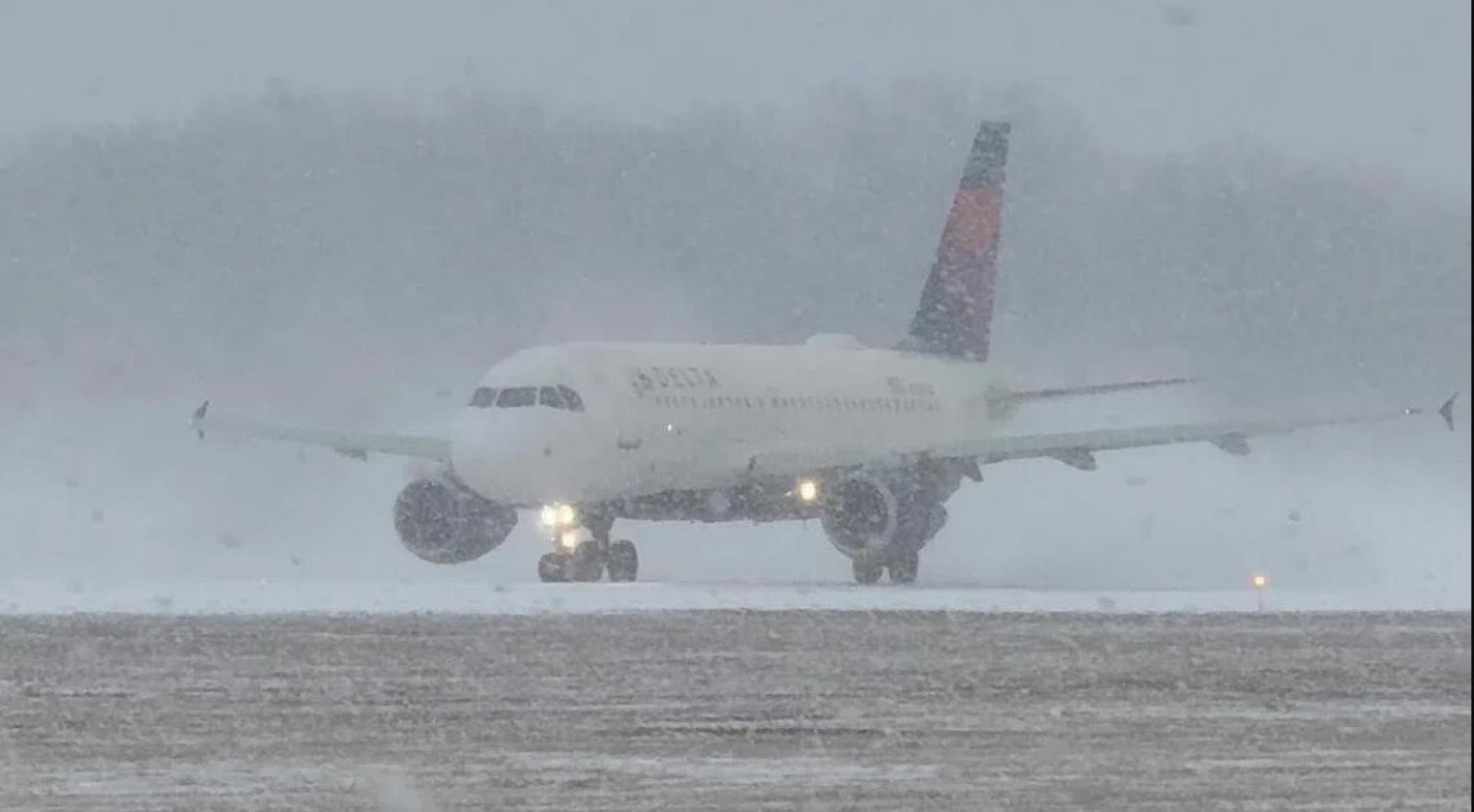 当前正是美国假日季最繁忙时段，美国运输安全管理局预测，12月28日将有286万旅客出行。图为12月26日，一架达美航空公司的飞机在纽约州大罗切斯特国际机场的暴风雪中准备起飞。