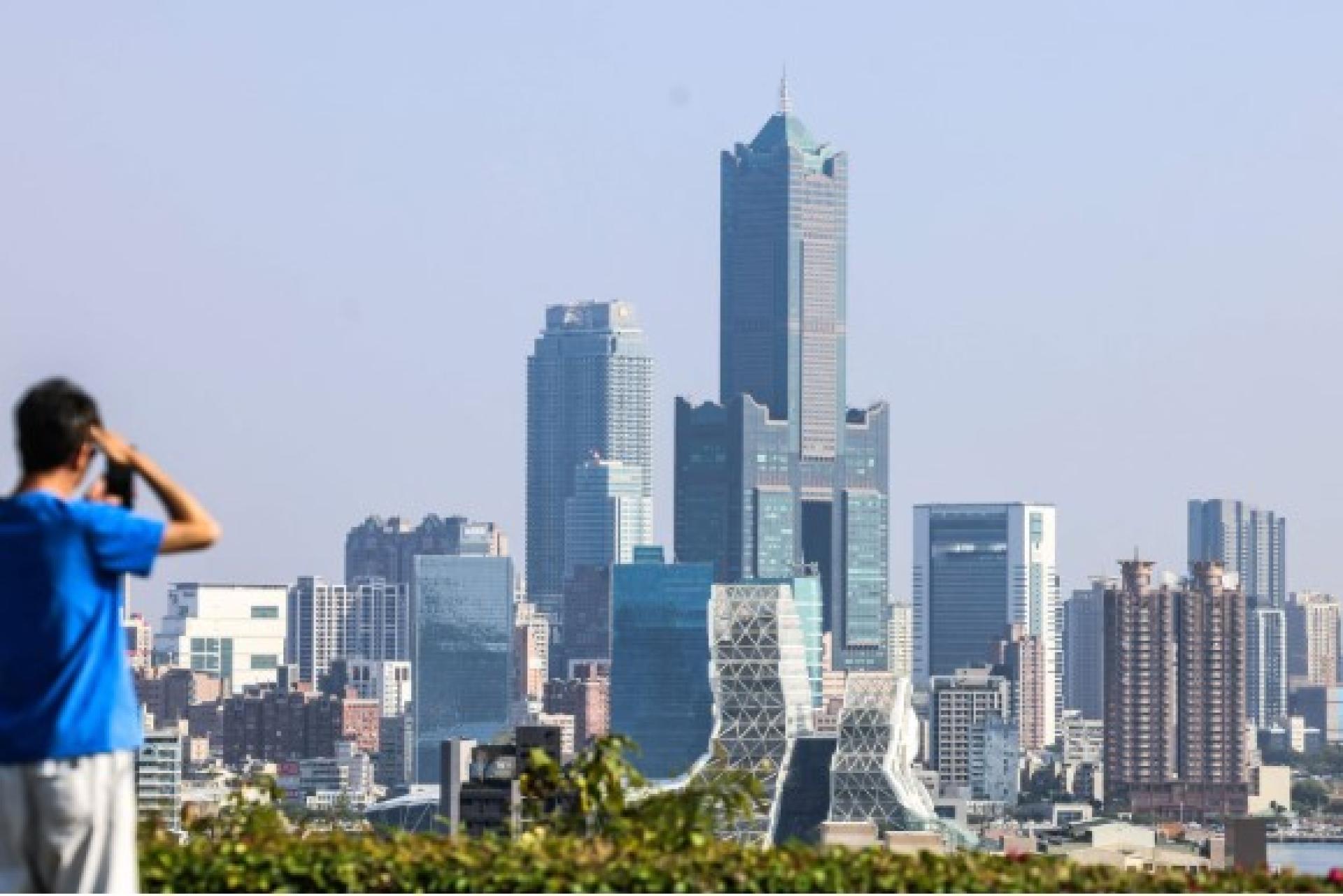 台湾东部海域深夜发生里氏7级地震，许多人都感受到剧烈摇晃。图为高雄市。