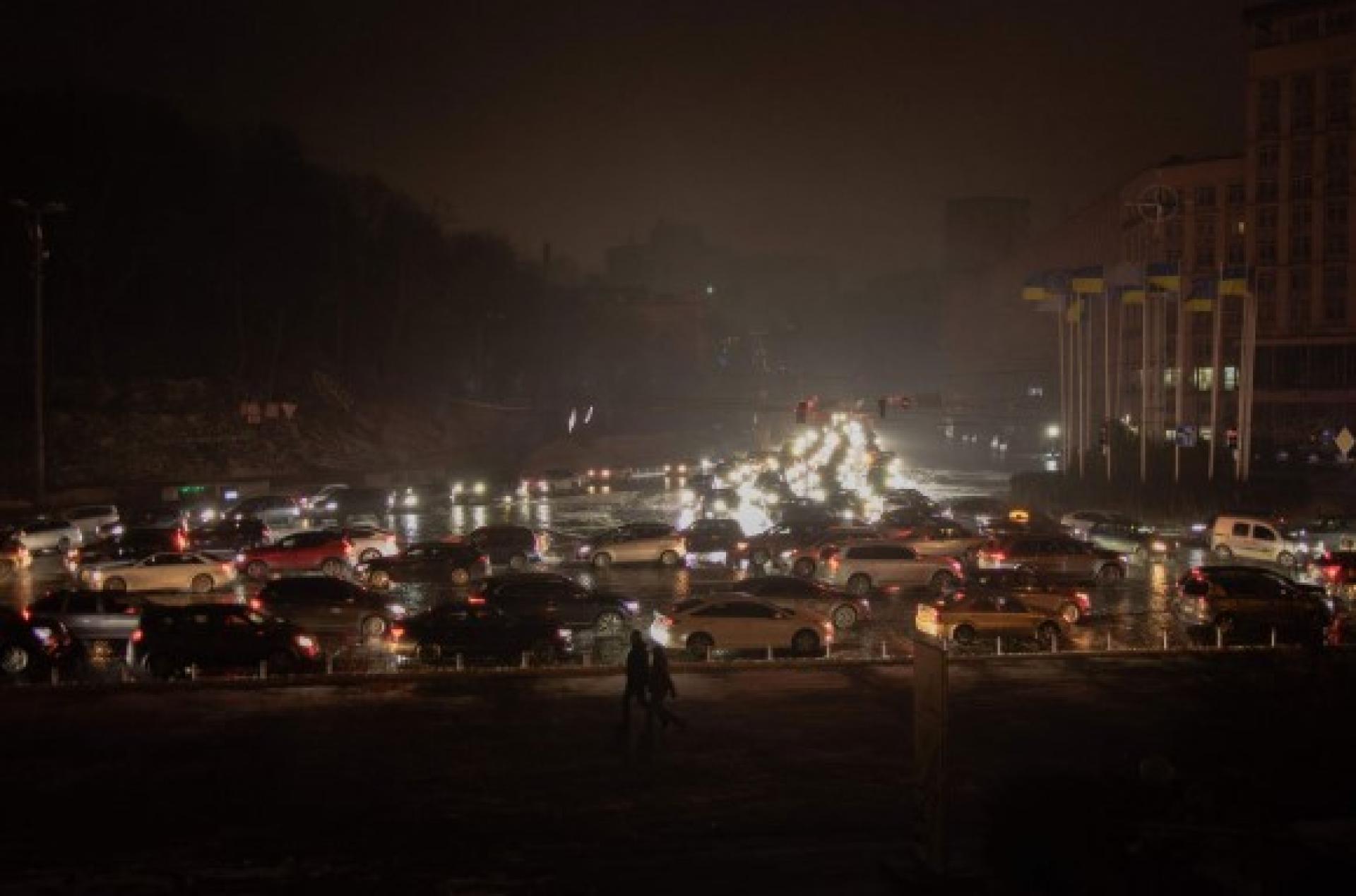 俄军空袭造成基辅市和基辅州紧急停电。