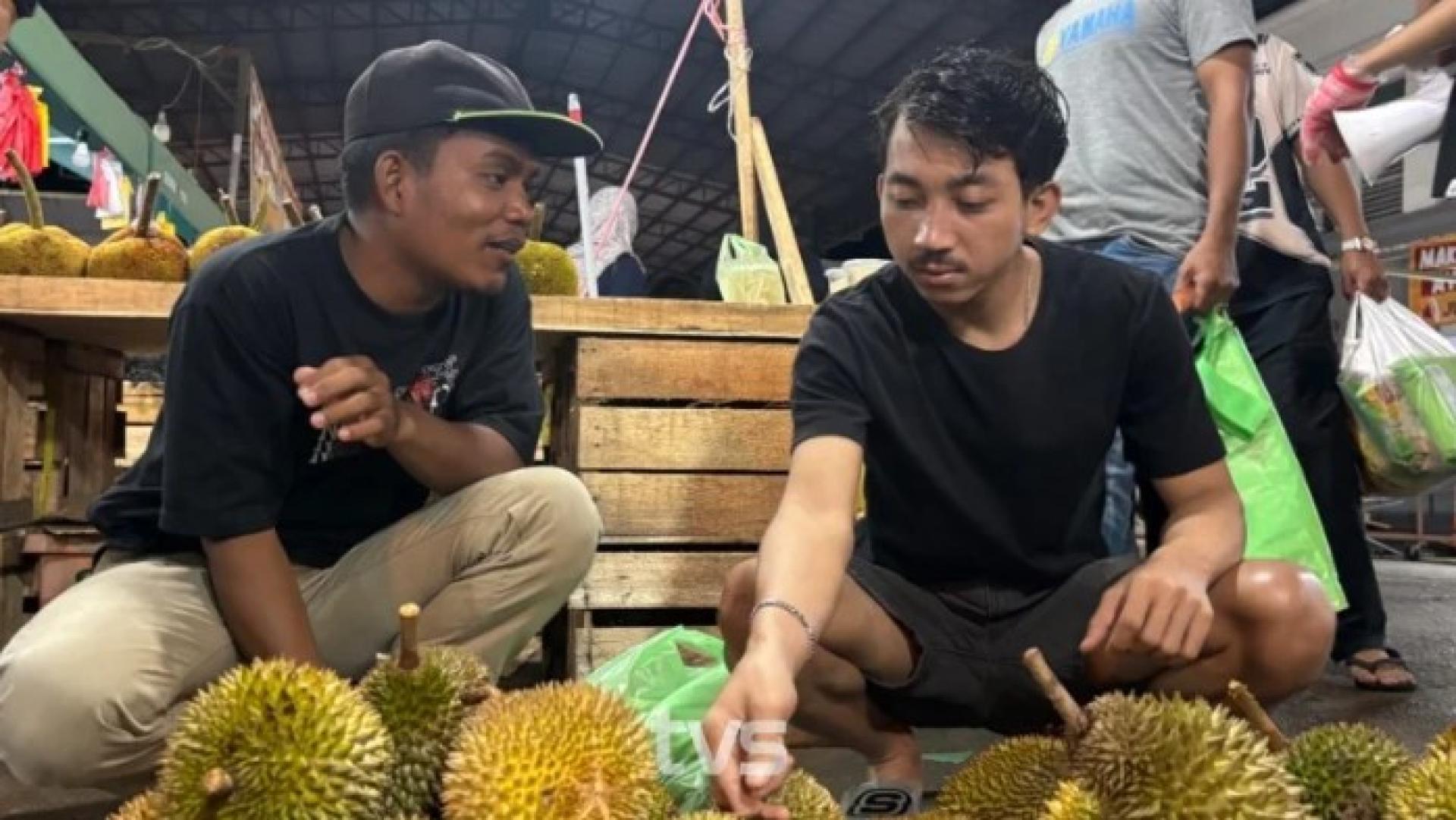 周六在古晋选购榴梿的顾客反应热烈。