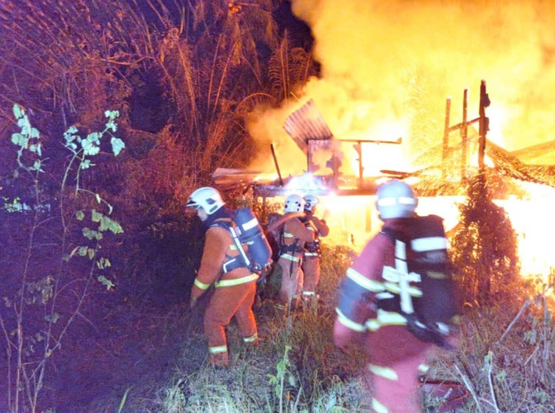 消拯人员在事故现场展开灭火行动。