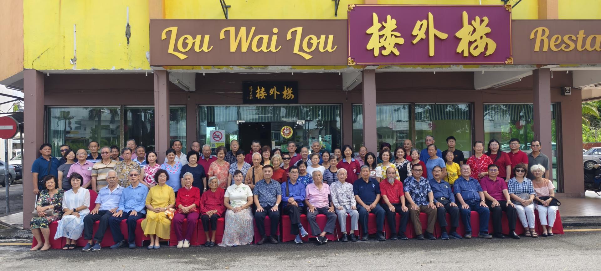 美里蔡氏公会举办冬至敬老团圆午宴全体出席者合影留念。左9为主席蔡明敏。
