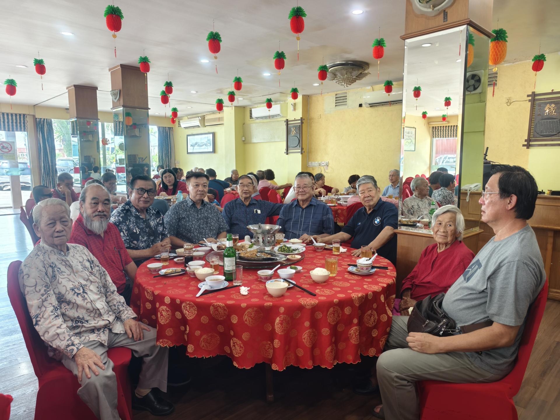 主桌嘉宾合影。左3起为本固鲁蔡刚明、大会主席蔡明敏及乐龄组主任蔡真才。