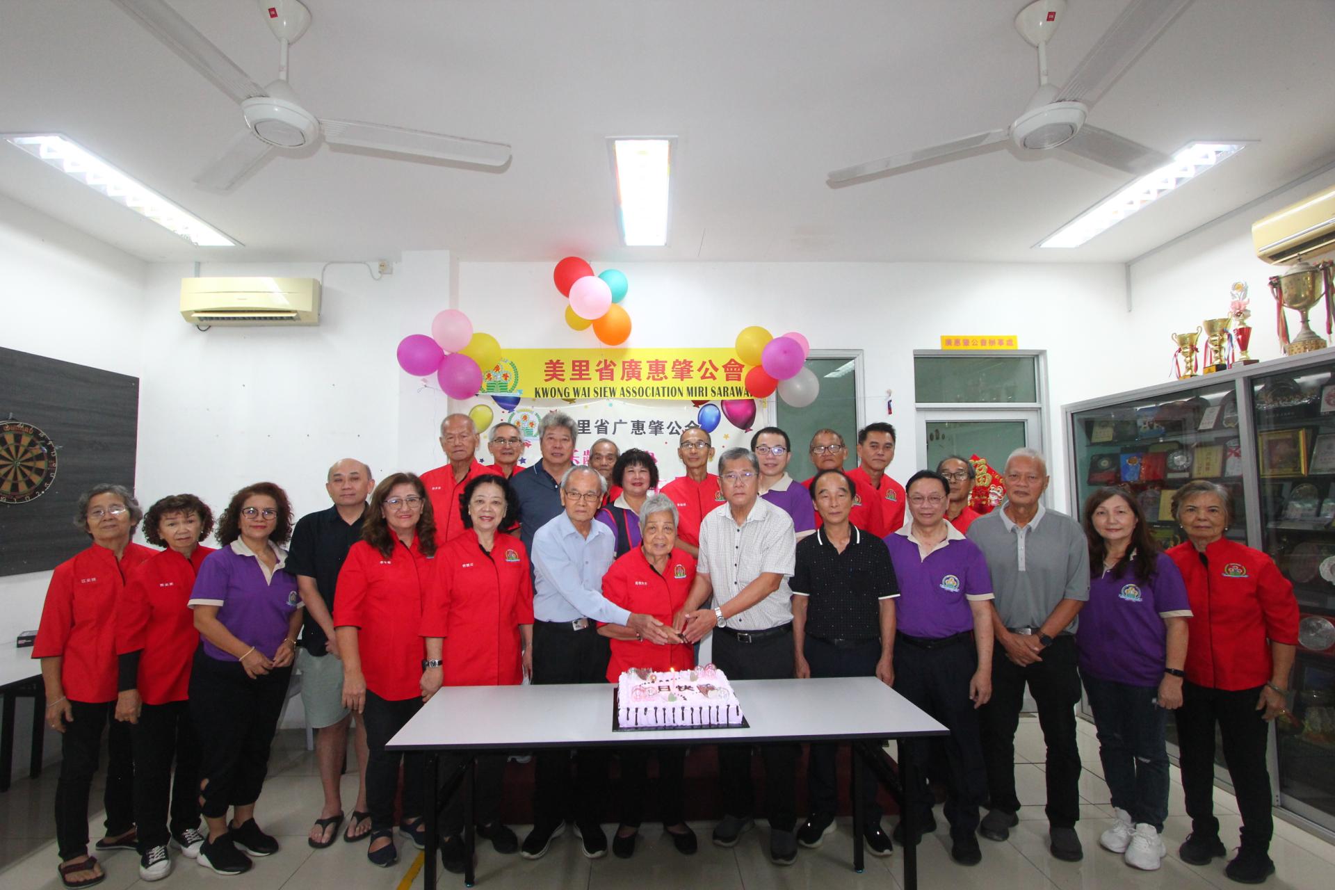 美里省广惠肇公会乐龄组举办2025年度生日会切蛋糕仪式合影。前排右6起为美里省广惠肇公会署理会长梁绍钧及乐龄组组长司徒如芳。