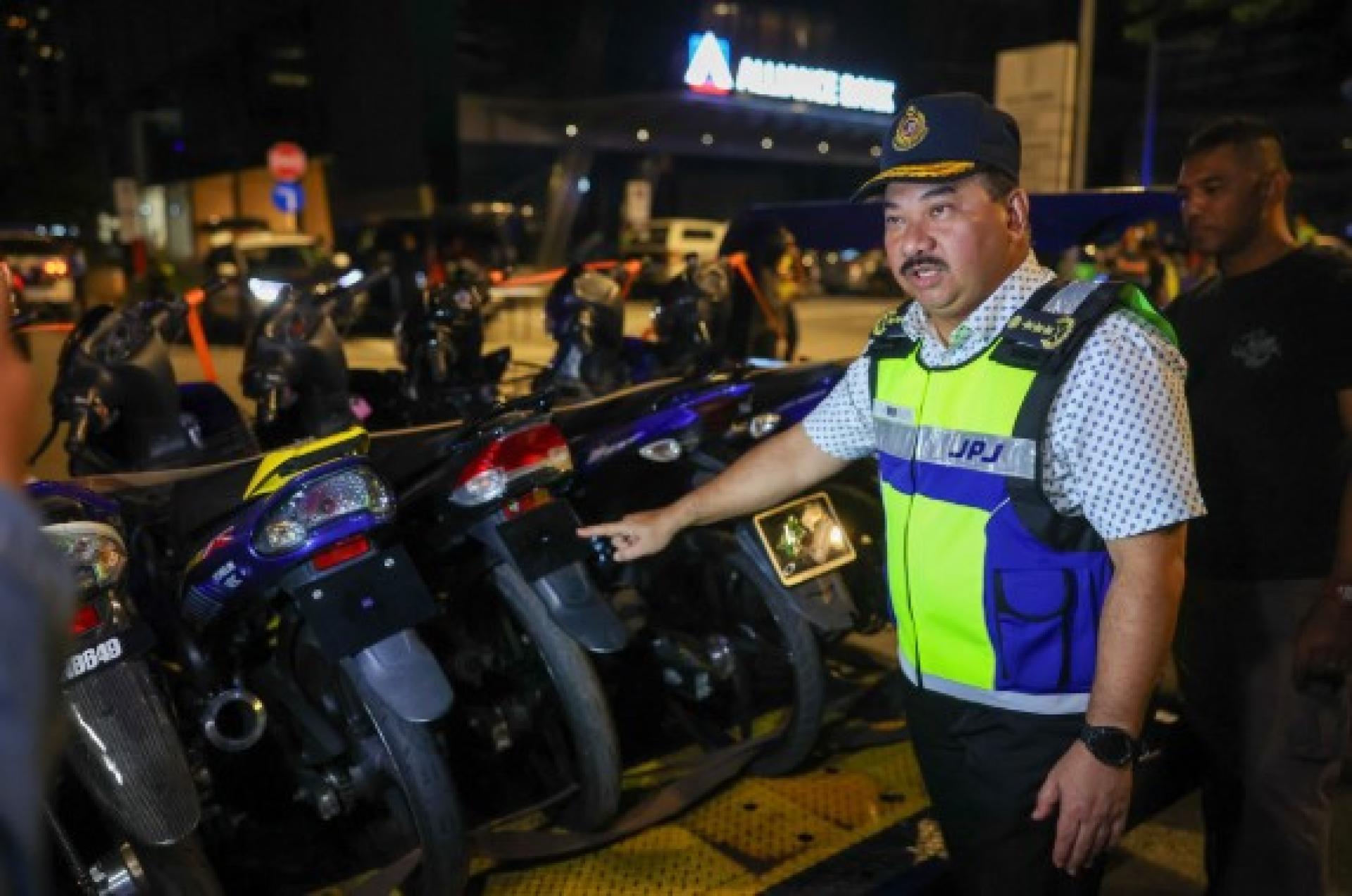 莫哈末基夫利马哈山检查扣押的摩托。