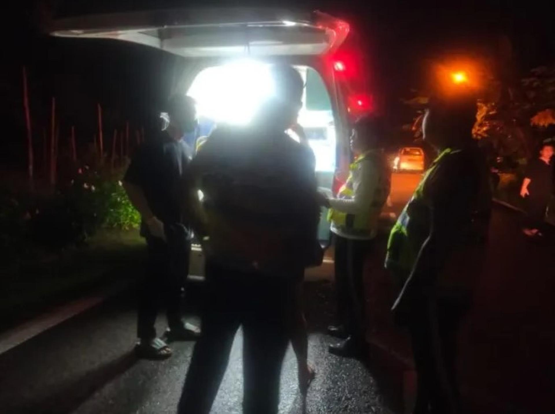 2025年12月28日，西连穆阿拉蒙科斯路事故现场，消防及执法人员在场，一名22岁男子因桥栏碰撞事故坠河确认死亡。