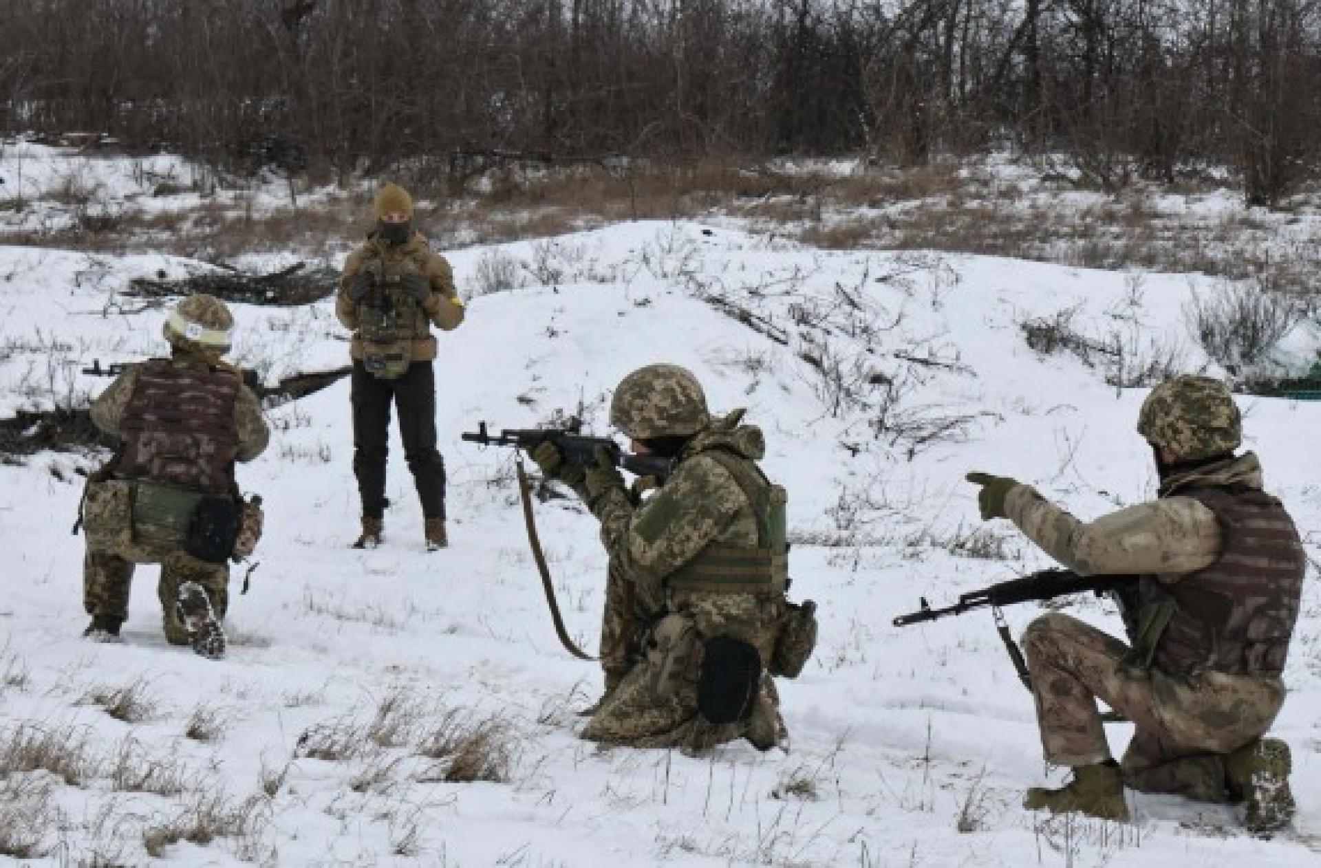 乌克兰新兵在扎波罗热州未公开地点接受军事训练。