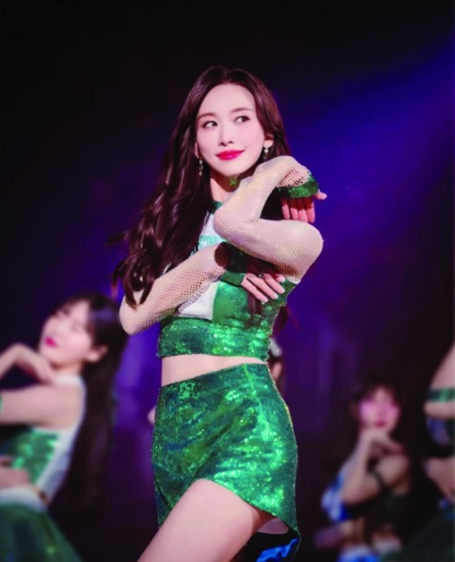 林志玲站在年轻女孩里面，竟毫无违和感。