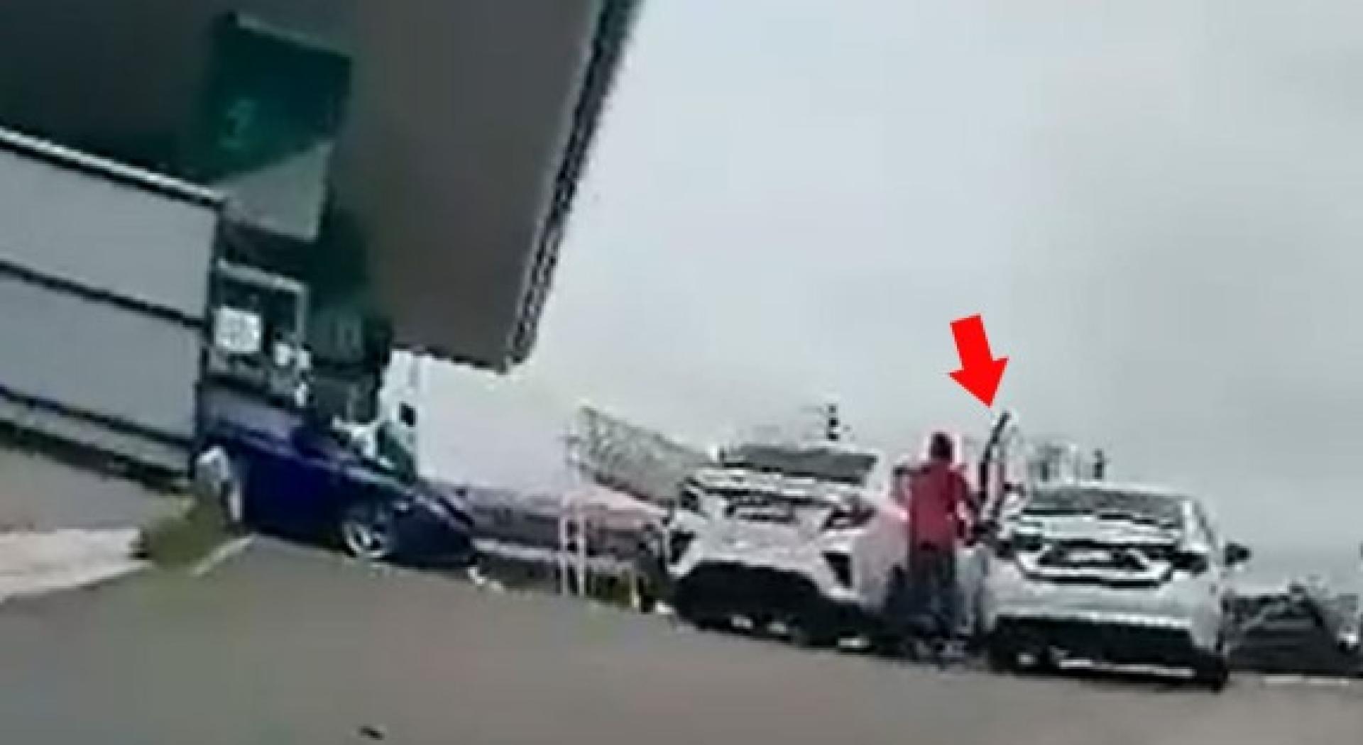 网传画面看到嫌犯手持棍状物体。