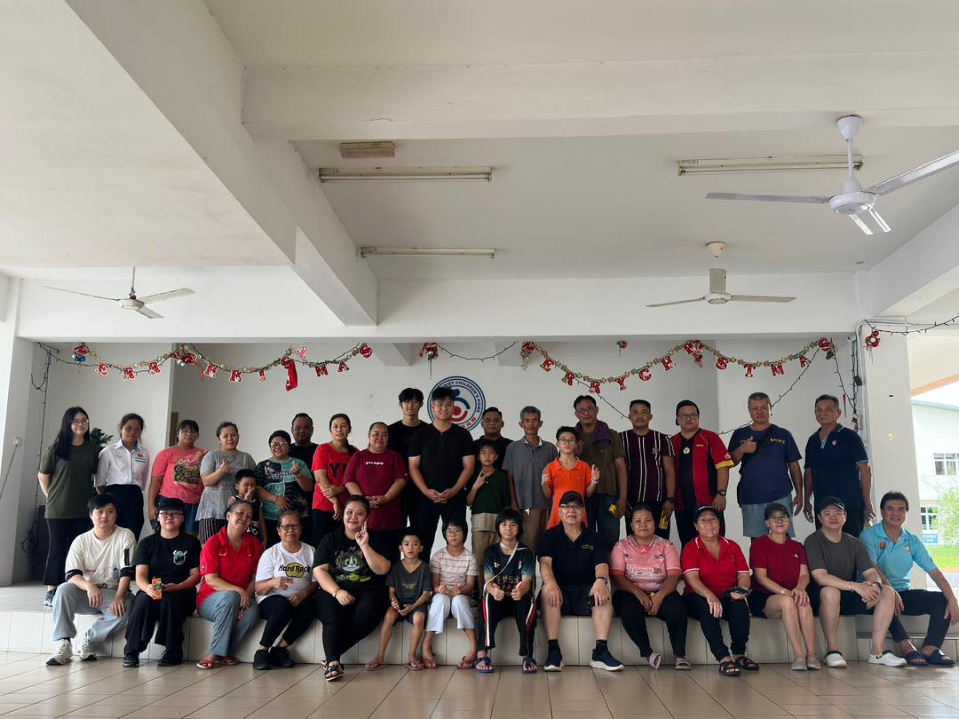 “爱在行动”青少年志愿大扫除活动在美里卫理福儿院举行，美里国会议员秘书兼公正党美里区部宣传主任邹梓建（站者左10）与美里国会服务中心团队成员，联同志愿参与的32名青少年，在完成清洁工作后合影留念。