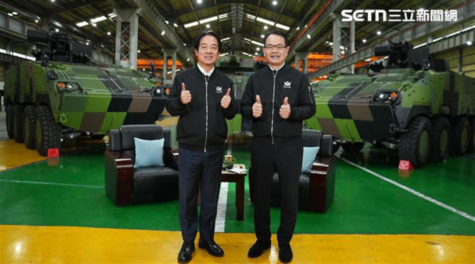 赖清德（左）接受《话时代人物》主持人郑弘仪专访，特别选在国防部军备局生产制造中心第209厂进行录制。该厂为“云豹八轮甲车”生产基地，也是多款装甲车辆如40公厘榴弹机枪指挥车、30公厘机炮装步战斗车的重要制造场所。