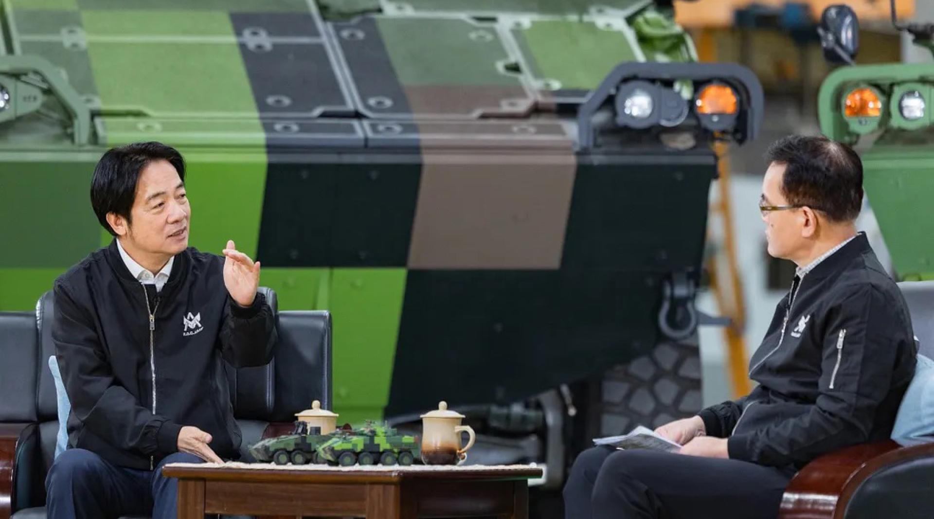 赖清德（右）接受三立电视台《话时代人物》节目专访。左为节目主持人郑弘仪。（图：总统府）