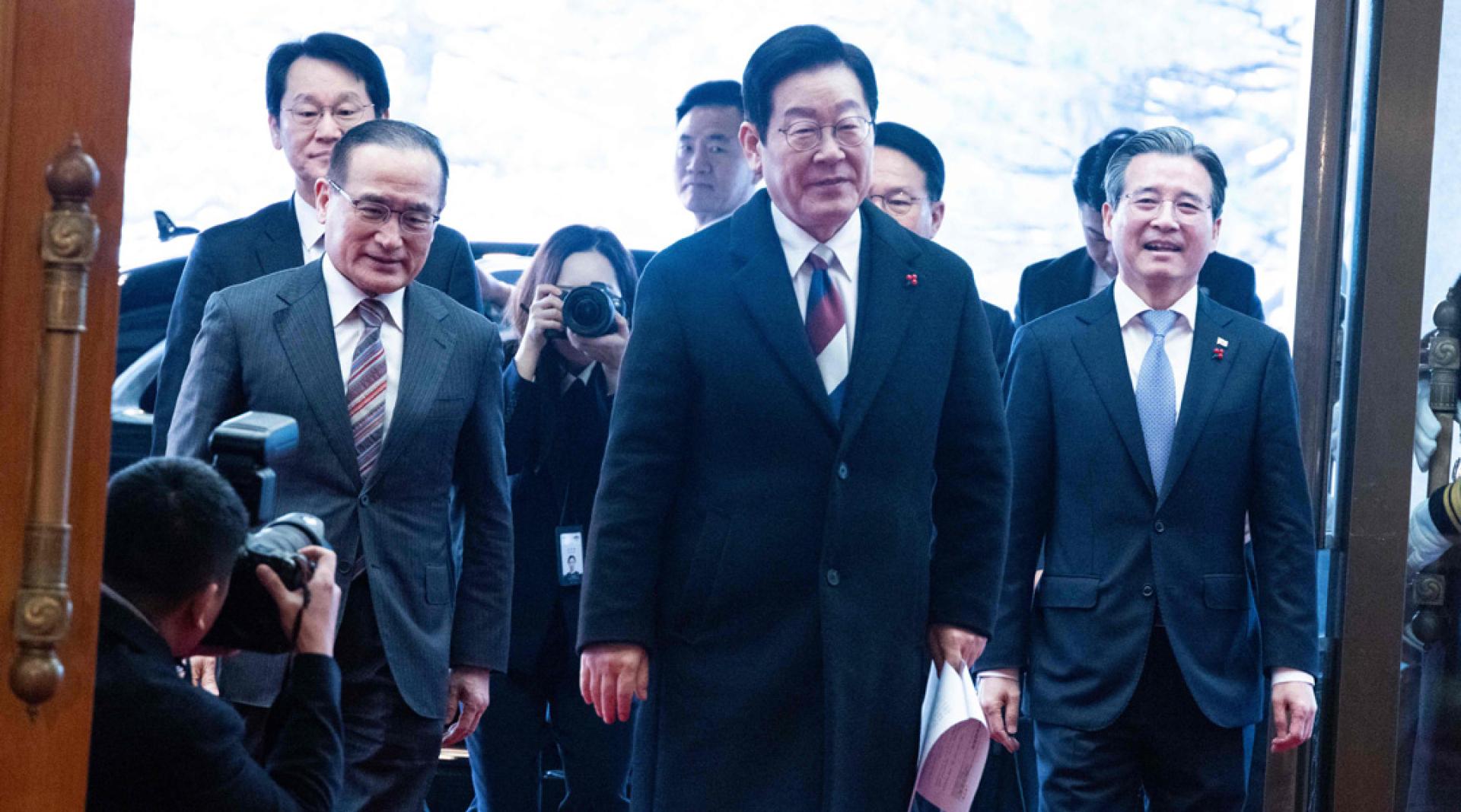 李在明（中）抵达青瓦台。