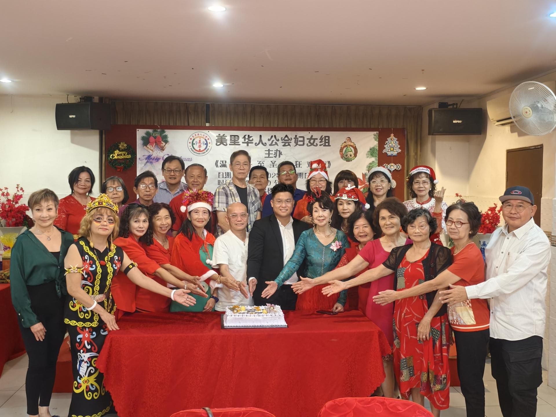 7至12月份生日会员与嘉宾一同进行切蛋糕仪式。前排左6起为美里华人公会会长张昌盛、主宾赵俊文律师的代表邹梓建及筹备会主席吴宝贤。