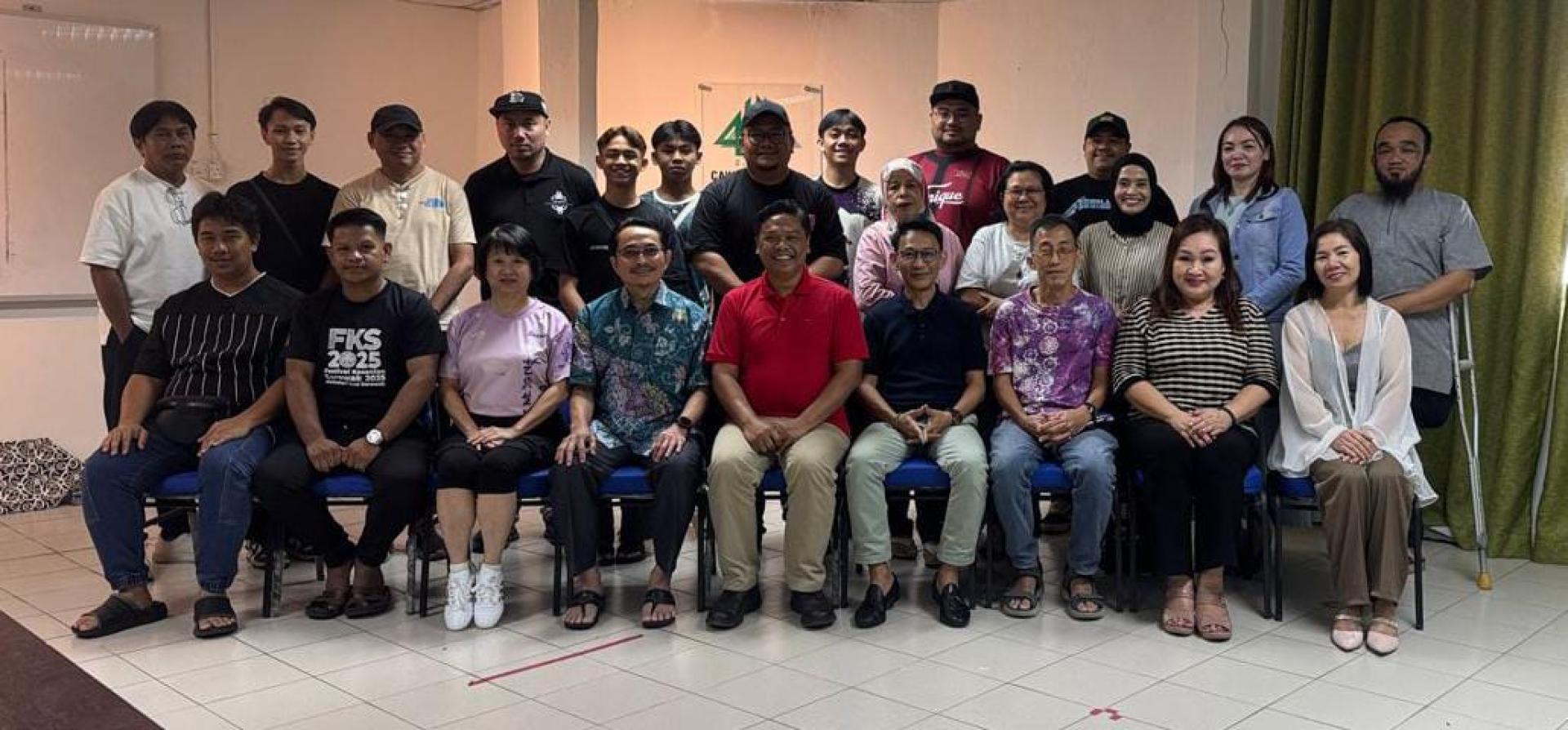 “第2届美里艺术节”筹备会成员合影。中为第2届美里艺术节筹备会主席兼砂拉越土著商会美里分会主席哈菲兹罗哈尼。