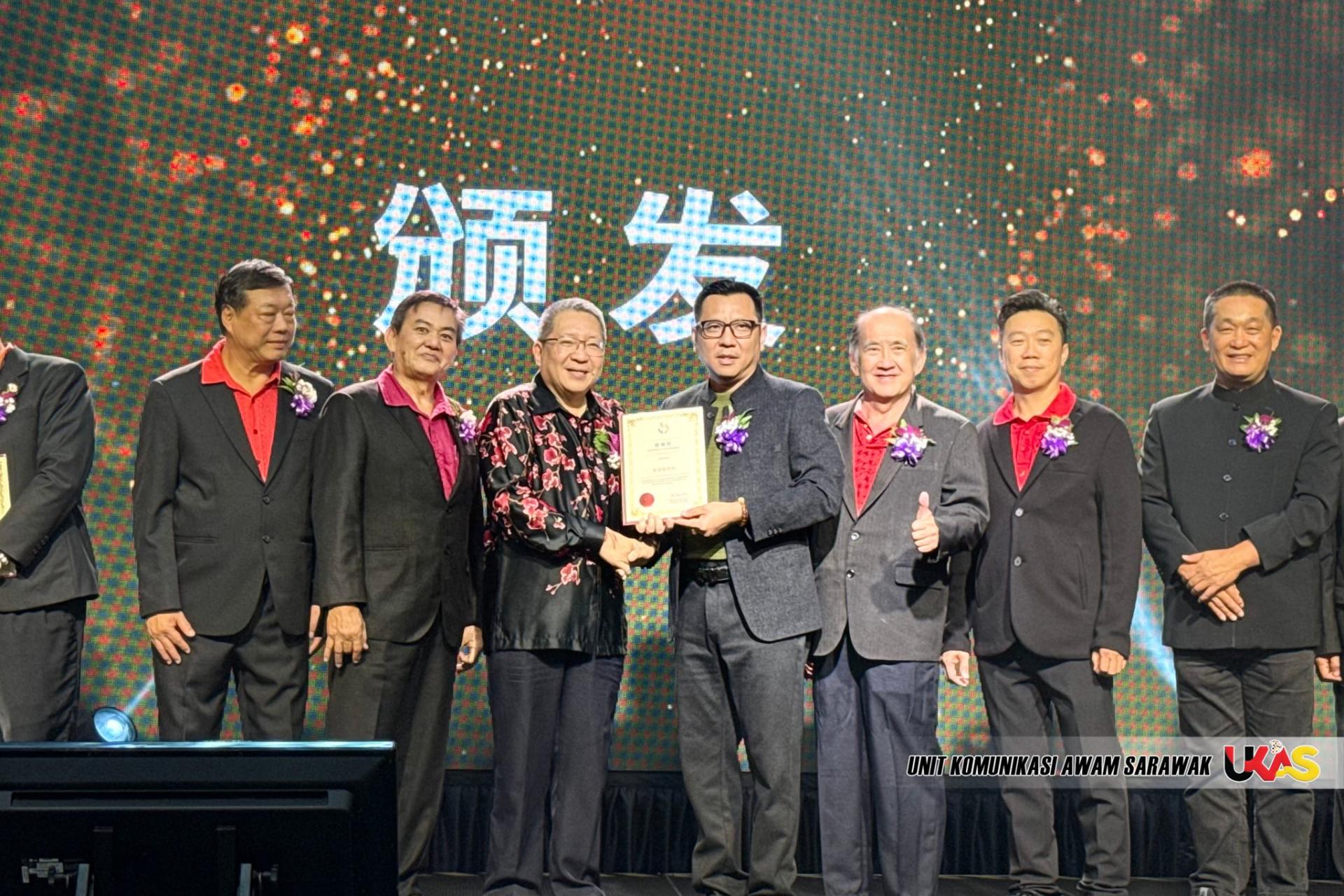 古晋南市市长拿督黄鸿圣（左3）颁发奖状时摄。