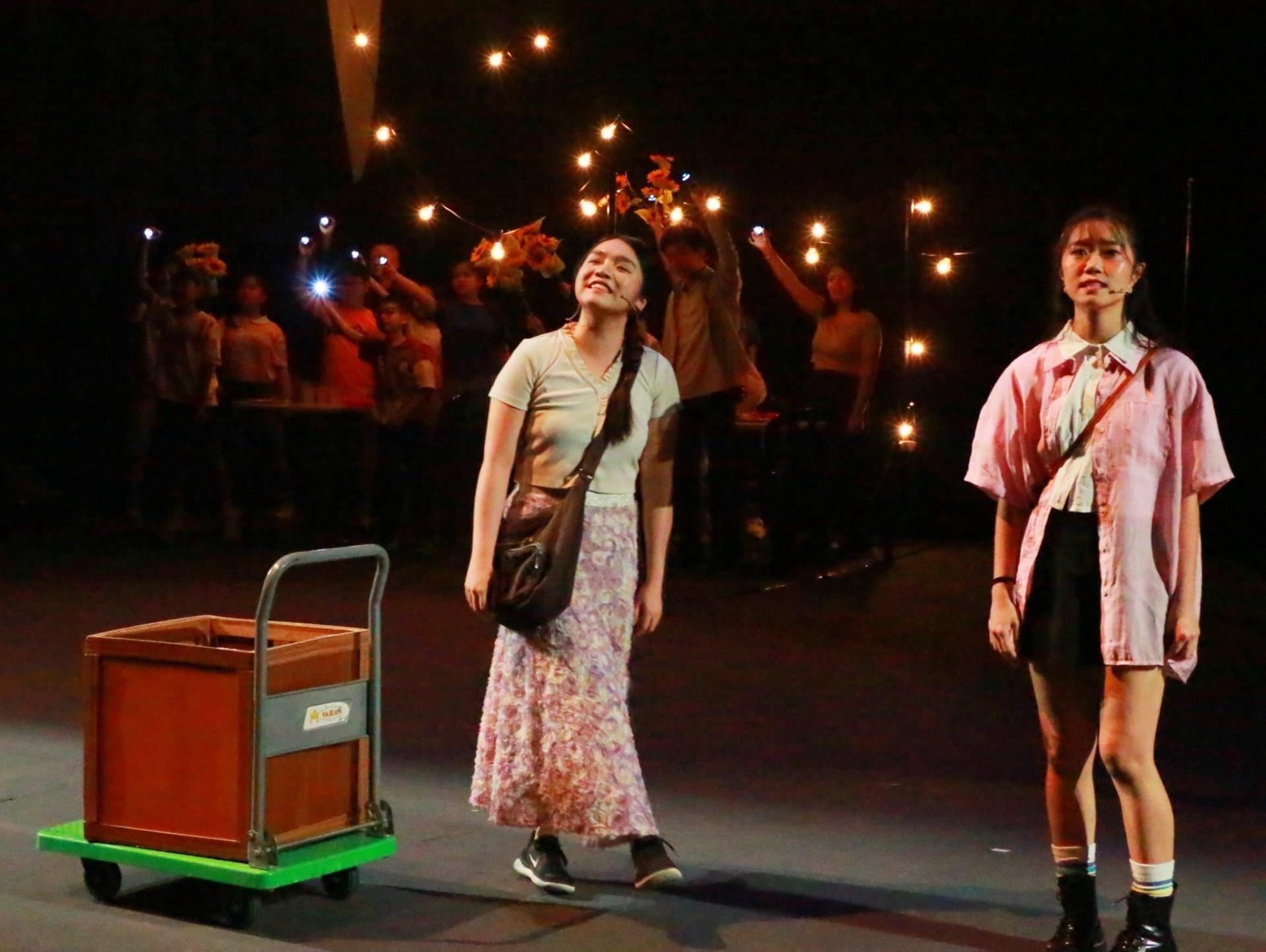 不久前落幕的本土原创音乐剧《奋斗》主要演员李亦雯（左），也将重登舞台深情演绎剧中歌曲。