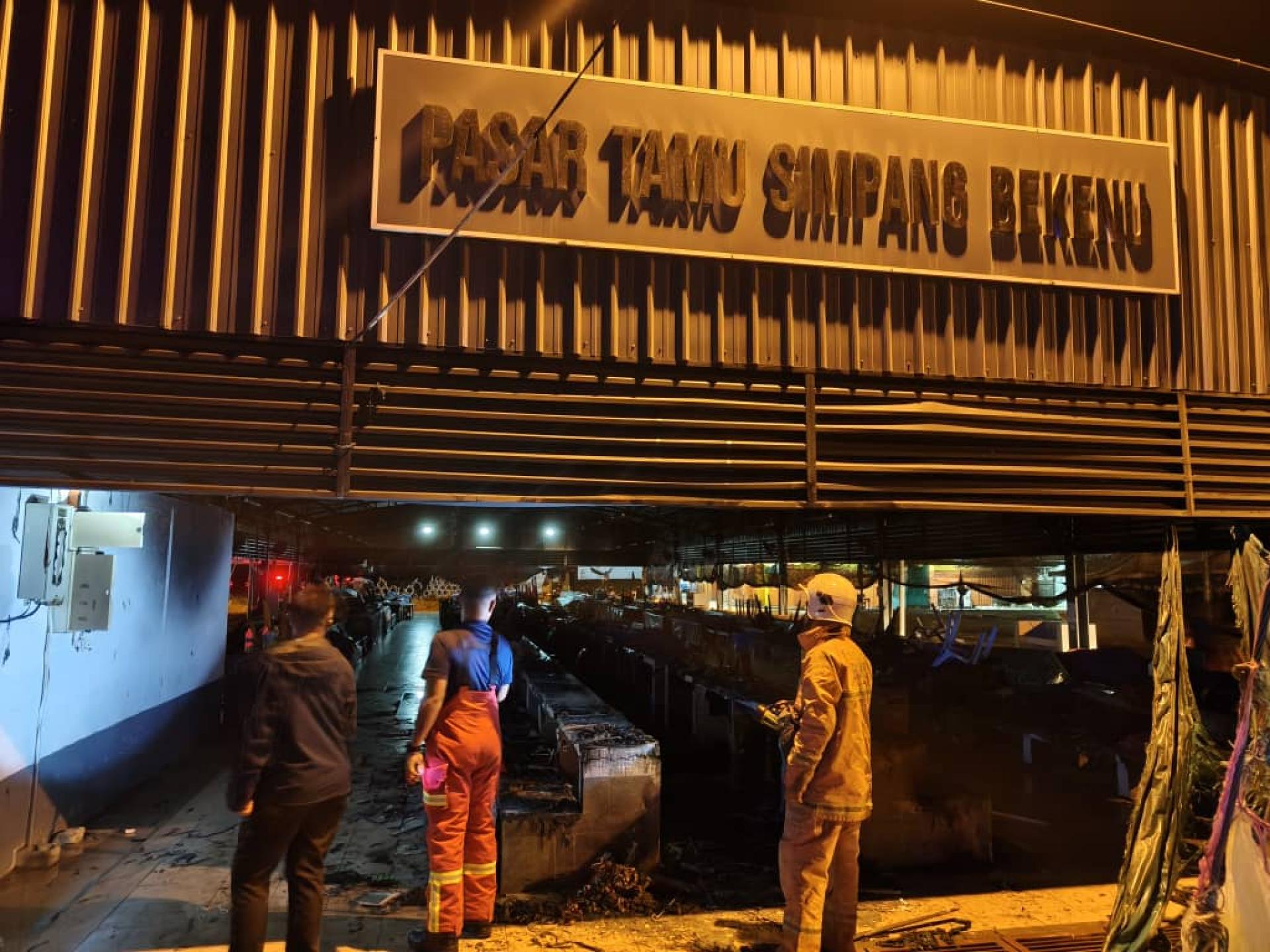 美里柏戈奴临时巴刹于凌晨发生火灾，所幸火势在消拯人员抵达前已被当地民众合力扑灭，幸无人伤亡。