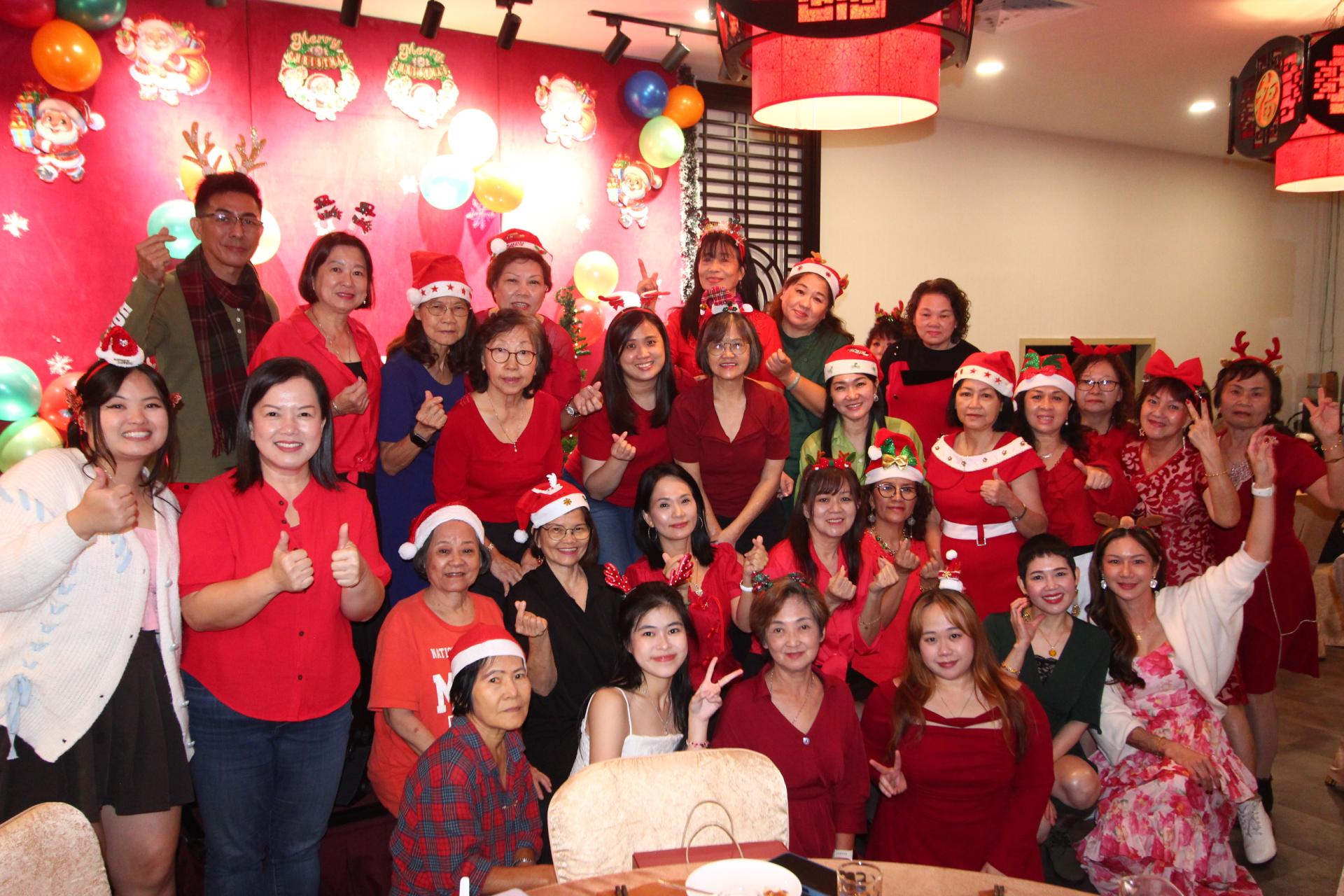 美里山顶花园睦邻委员会妇女组及舞蹈班举办圣诞节派对。坐者次排左3为筹备会主席赖秀瑛，左2为美里市议员余俐葭，与妇女组组员及舞蹈班成员合影。
