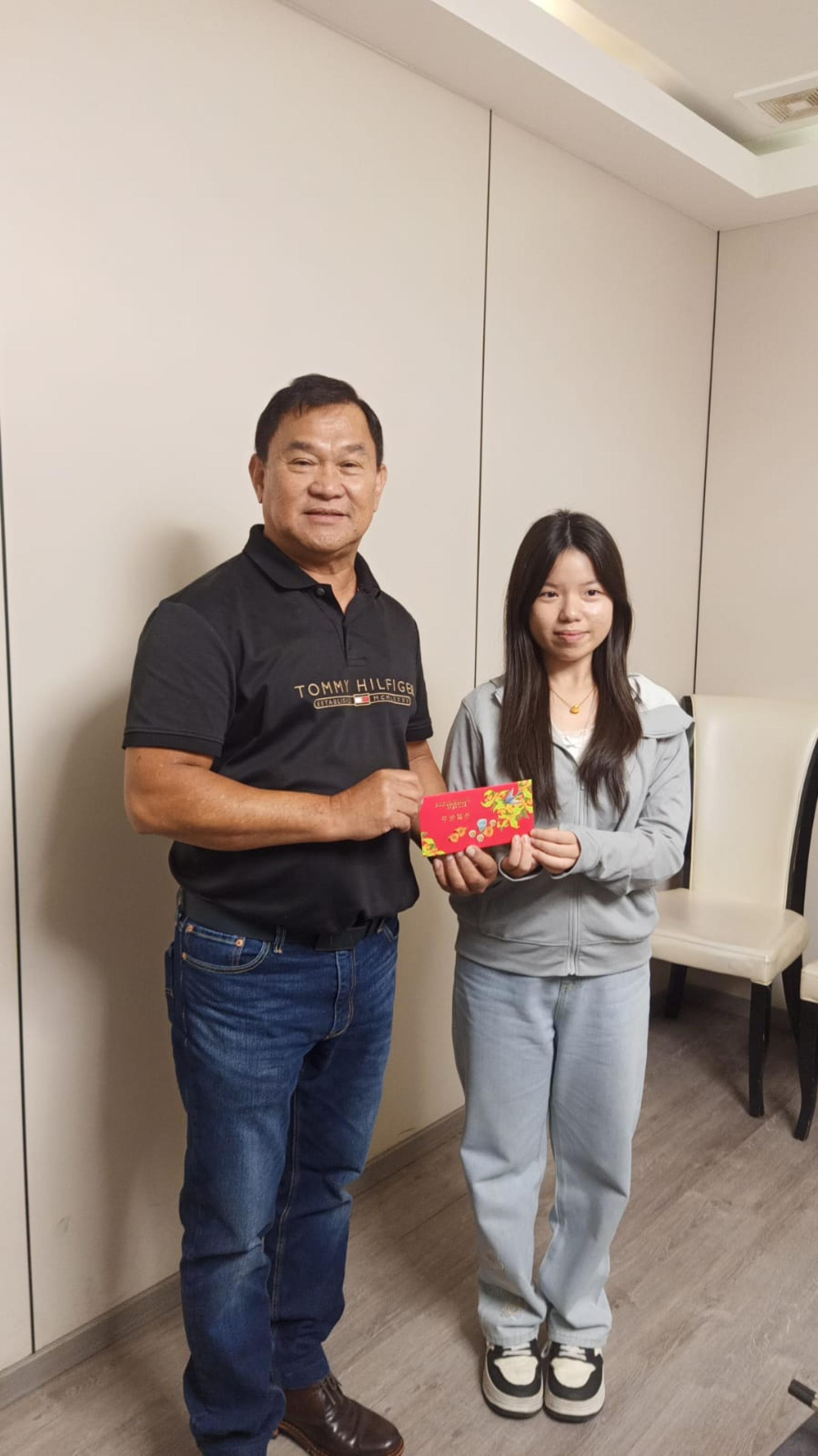 总领队张福财颁发红予优胜歌手。