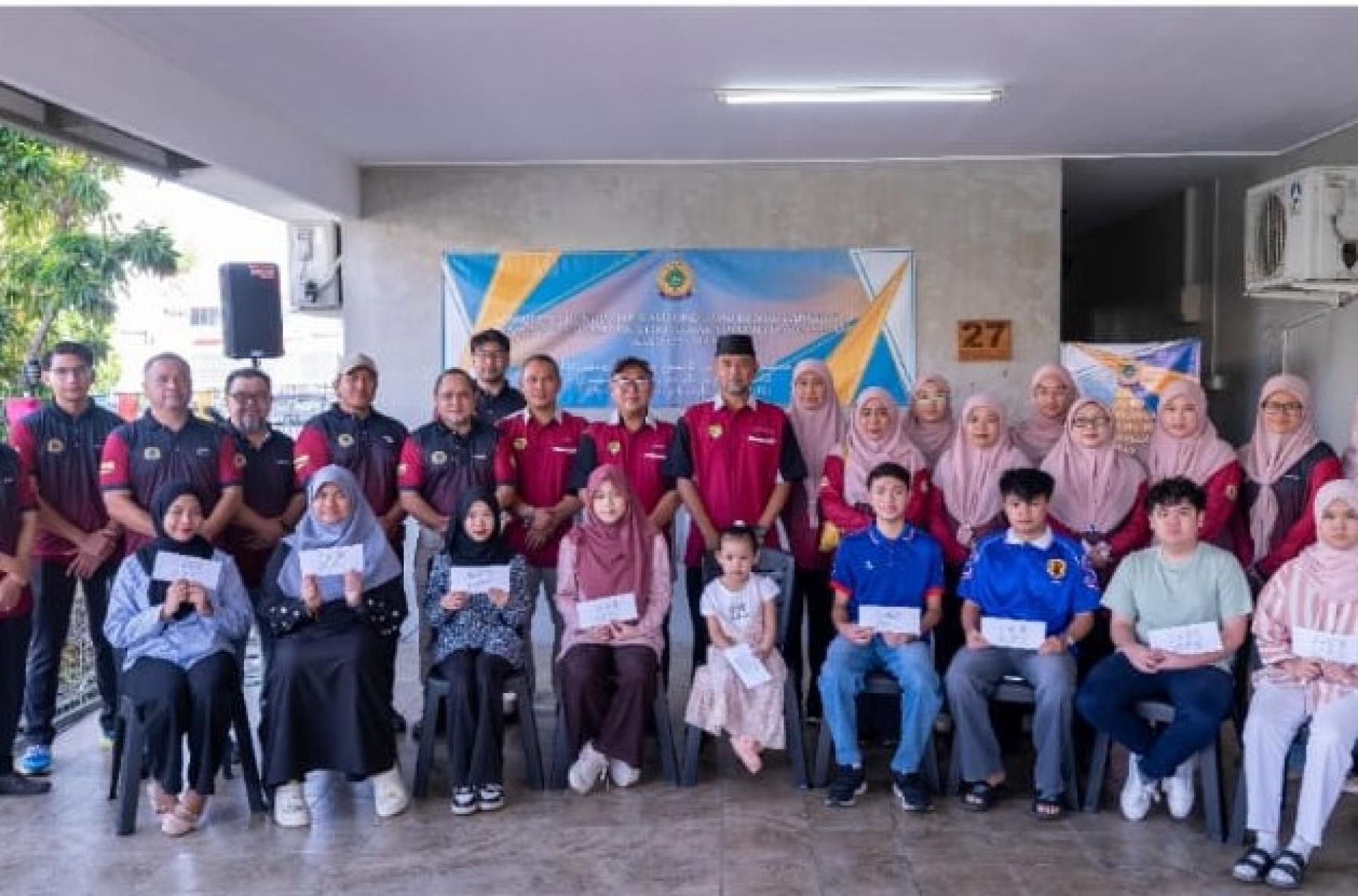 主宾埃迪哈迪与第二区村委员及受惠孤儿合影。