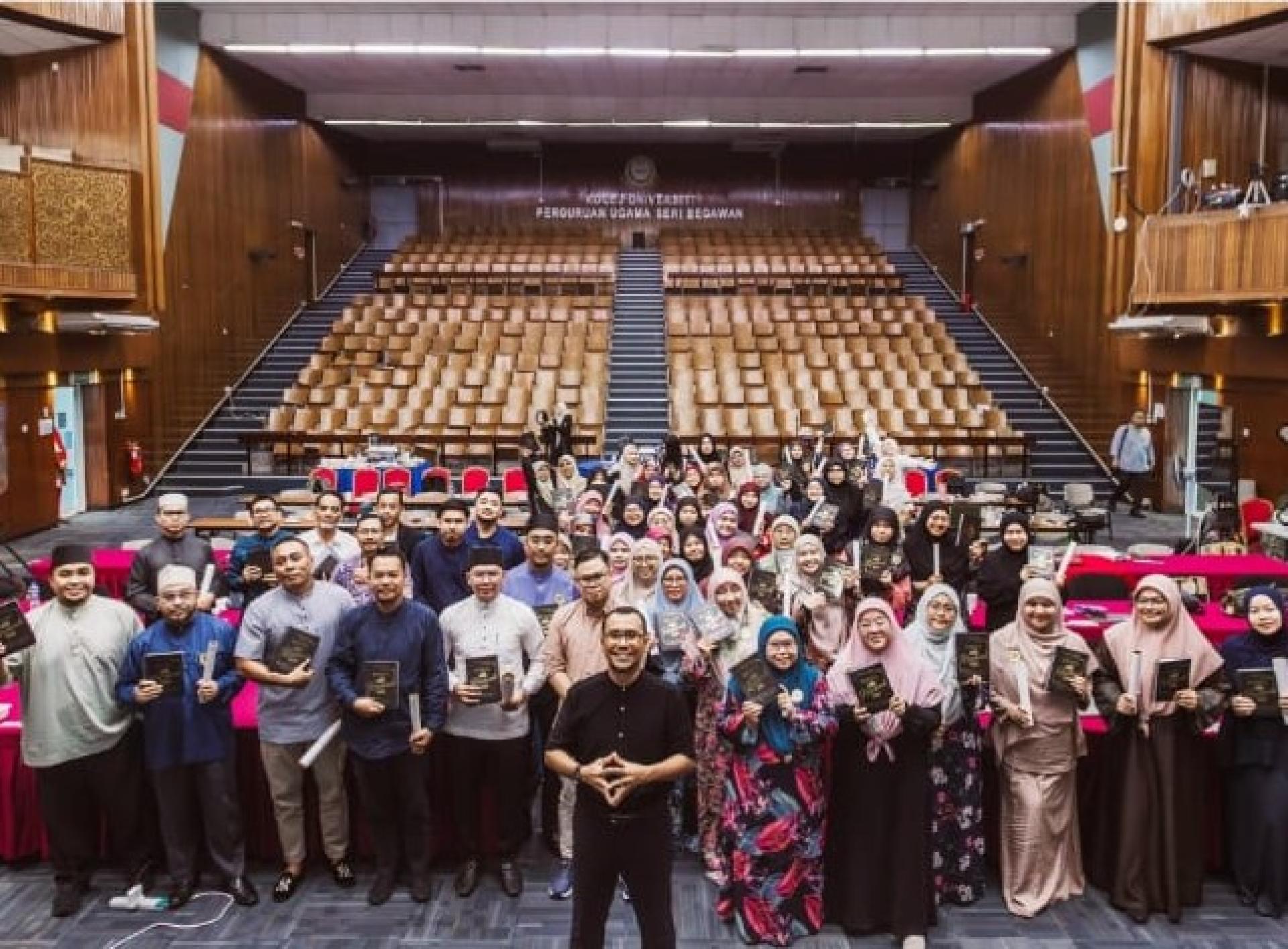 参与“轻松撰写论文研讨会”者合影。