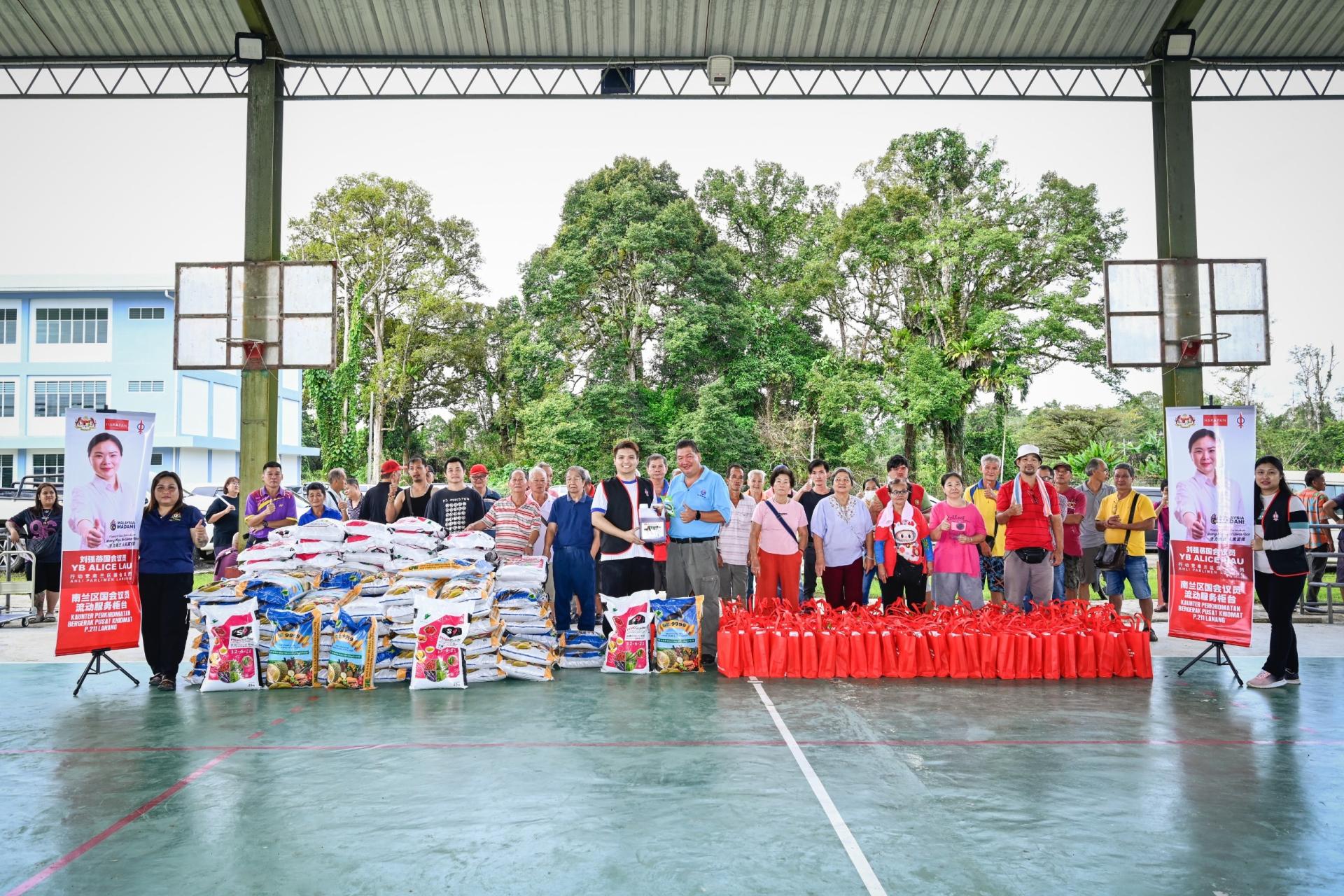 125位来自实打包与双溪尼本的蔬果农民合影于我爱南兰，昌明农业援助活动上。