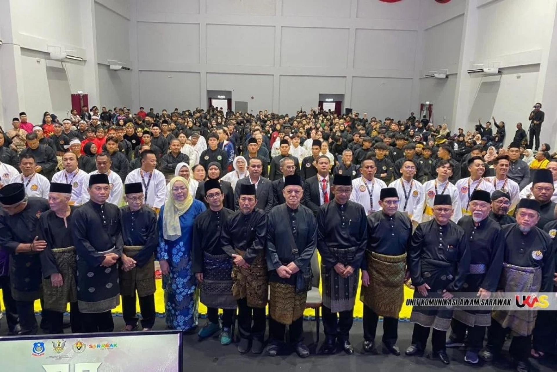 活动结束后，拿督斯里阿都卡林（左9）和与会者合影。