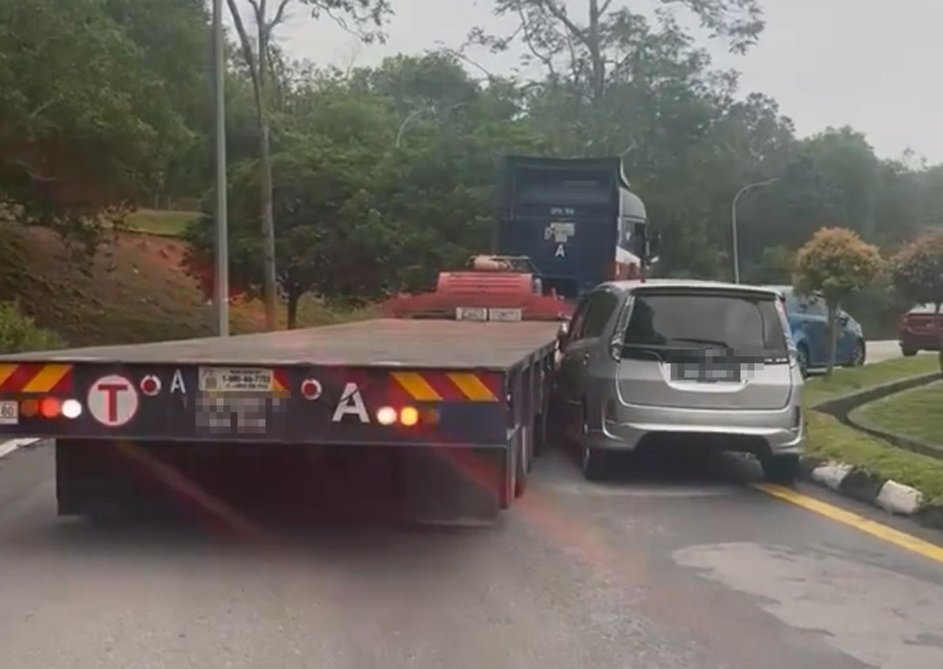 拖格罗里驶入时擦撞停在路肩的车辆。