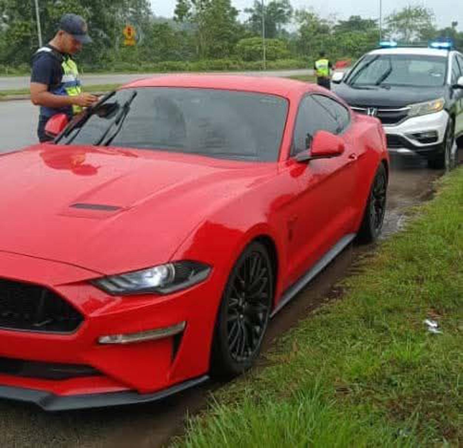 红色福特野马因拒缴路税及无车险，在“豪车行动”中落网。