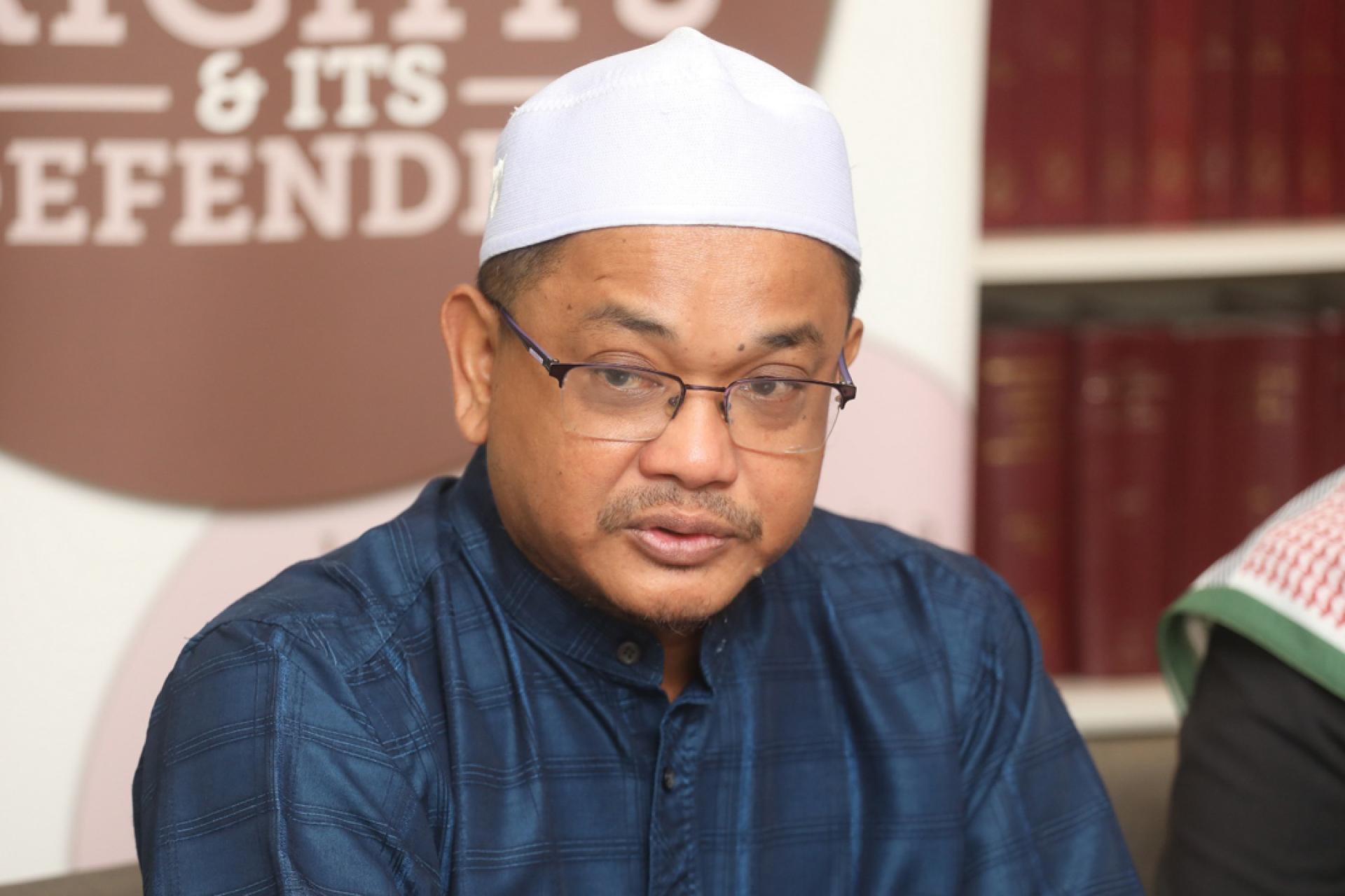 扎哈鲁丁挺身而出愿意成为中间人，协助英迪拉母女见会晤。